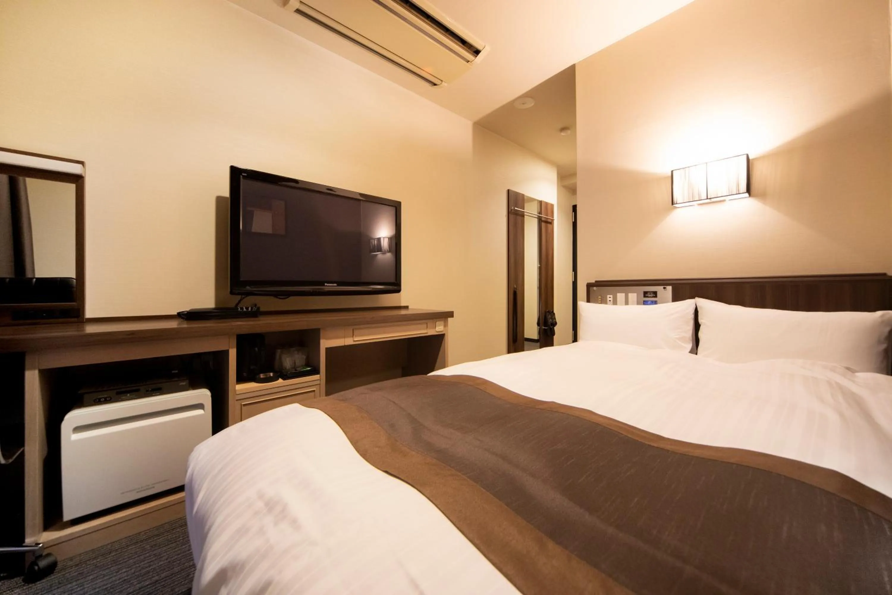 Photo of the whole room, Bed in The Grandeur Hotel