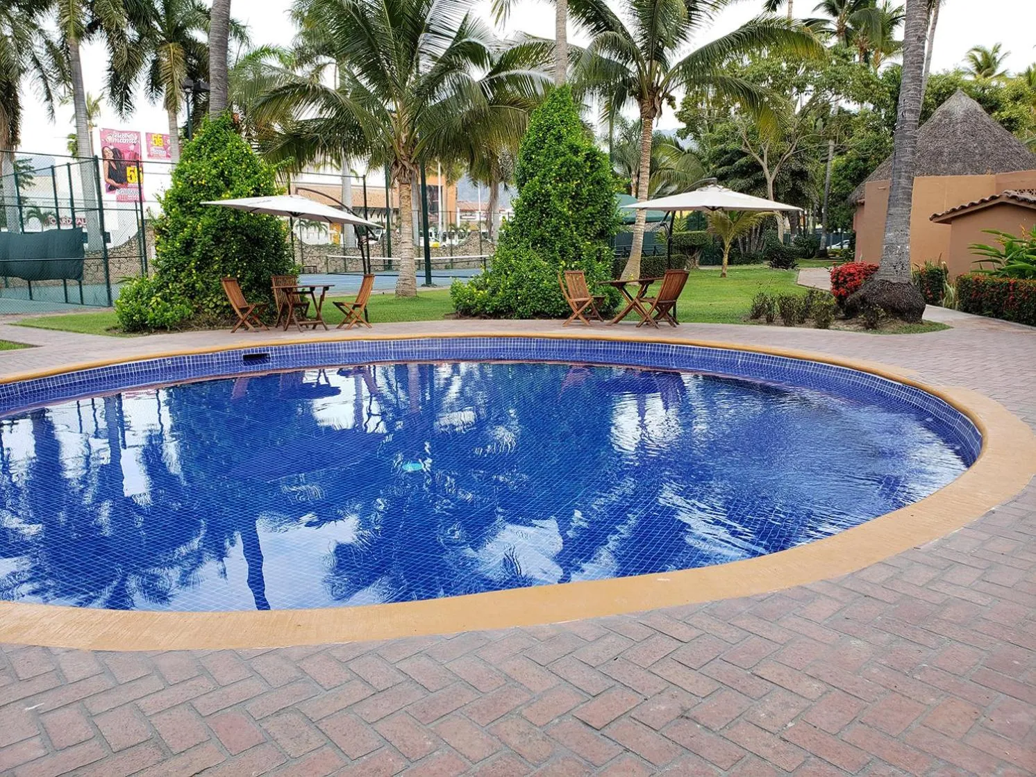 Swimming pool in Hermoso alojamiento en los Tules, frente al mar en medio de hermosos jardines, es Unico!!!