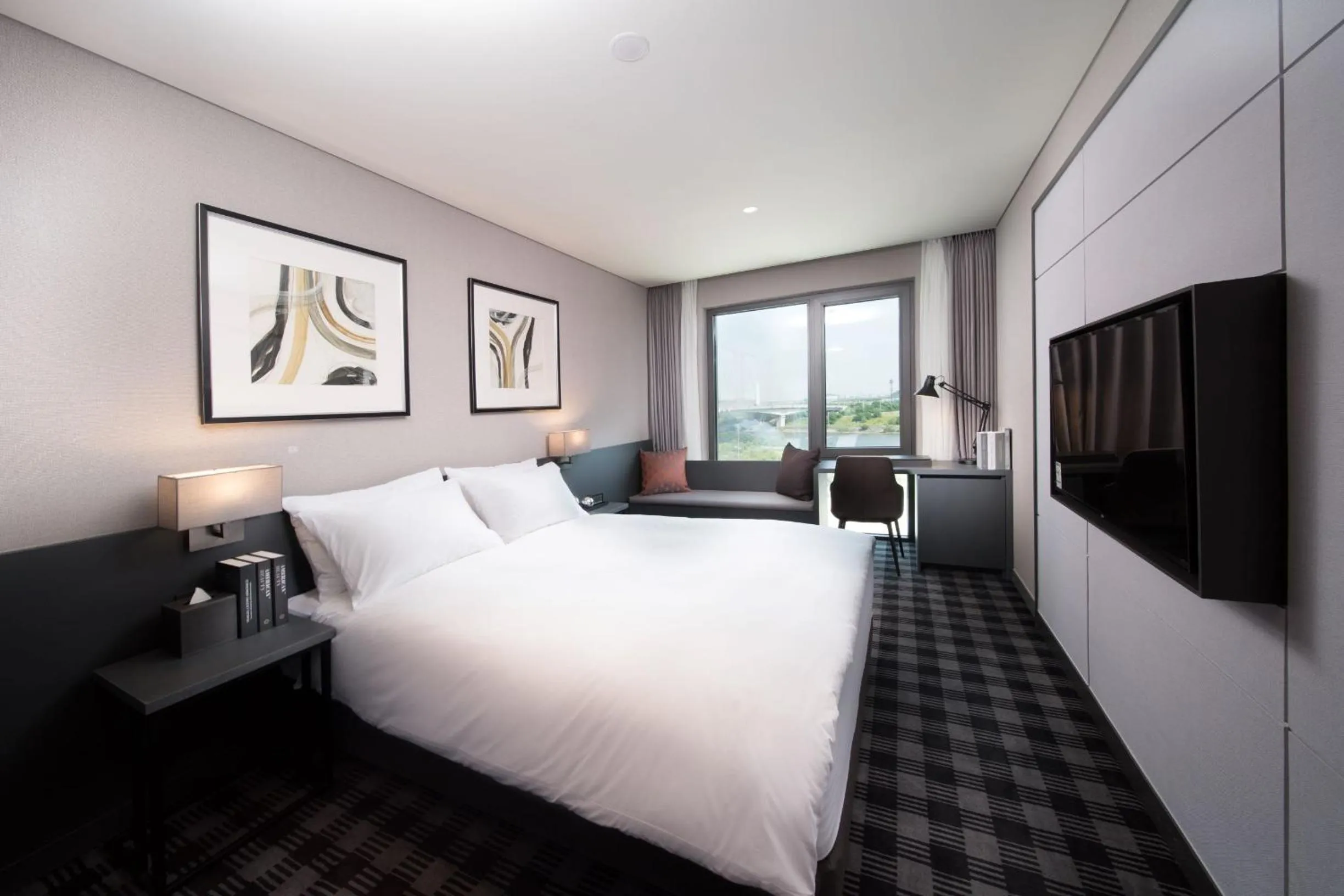 Photo of the whole room, Bed in Hotel Marinabay Seoul