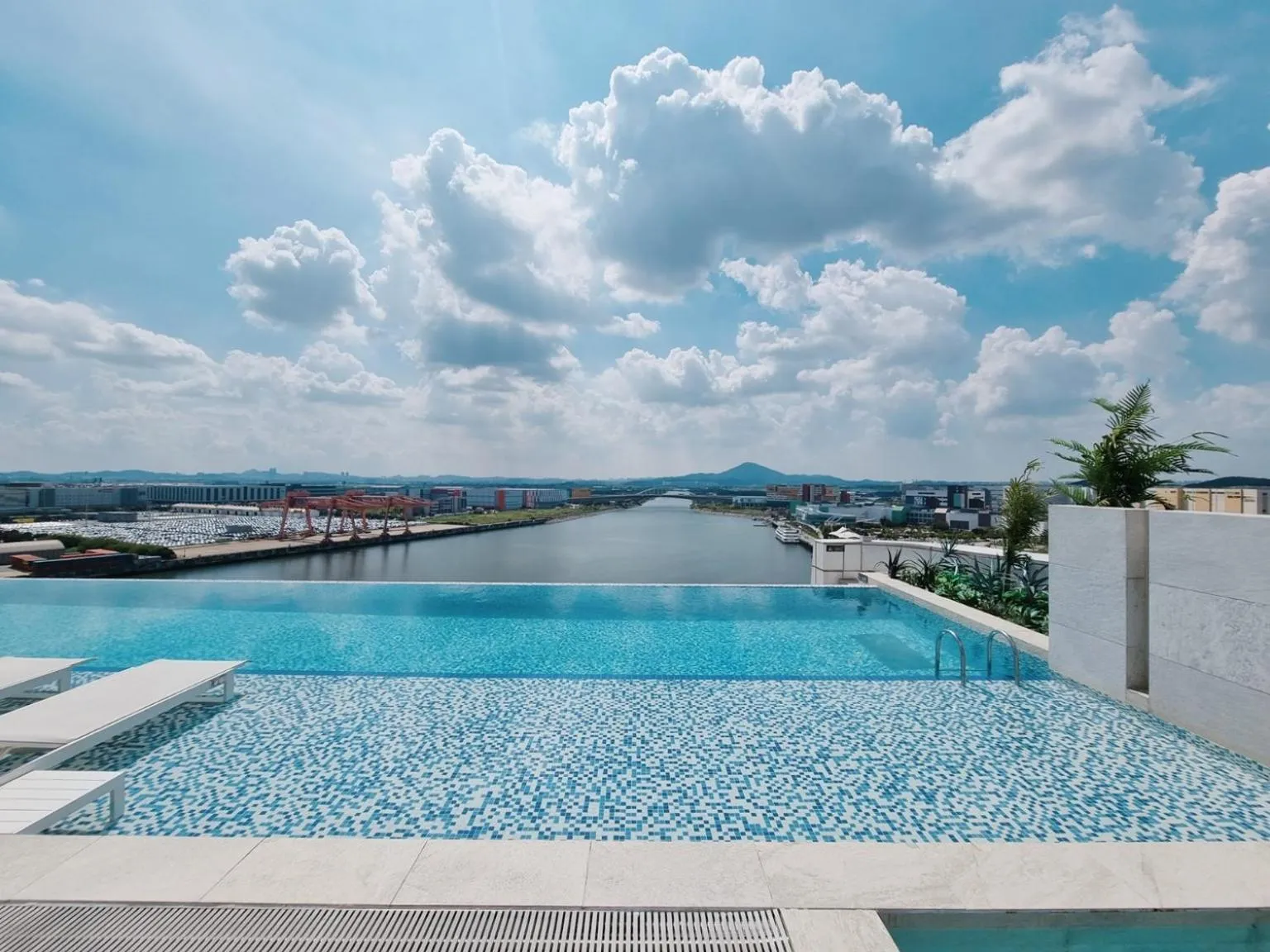 Swimming pool in Hotel Marinabay Seoul