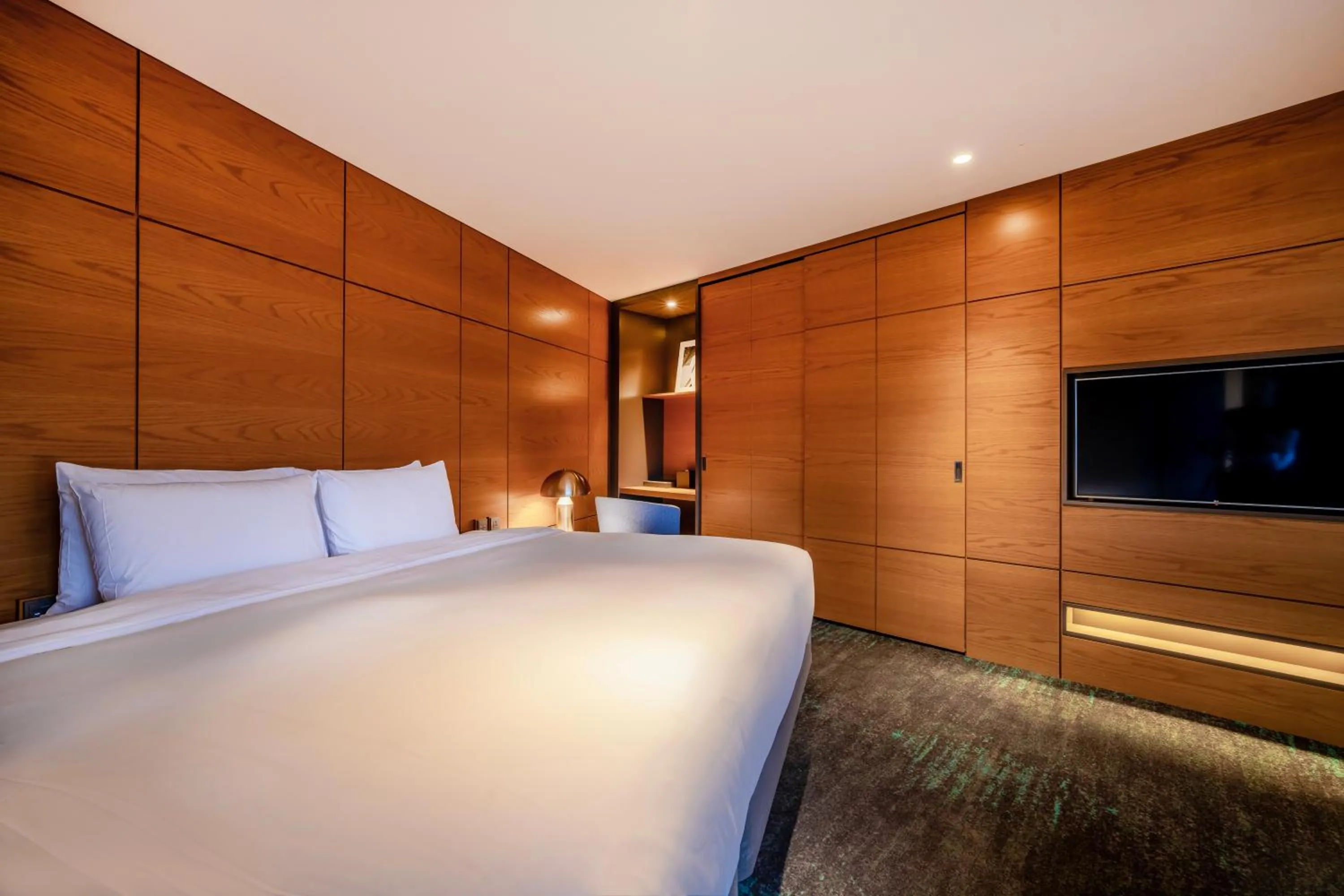 Bed in Hotel Marinabay Seoul