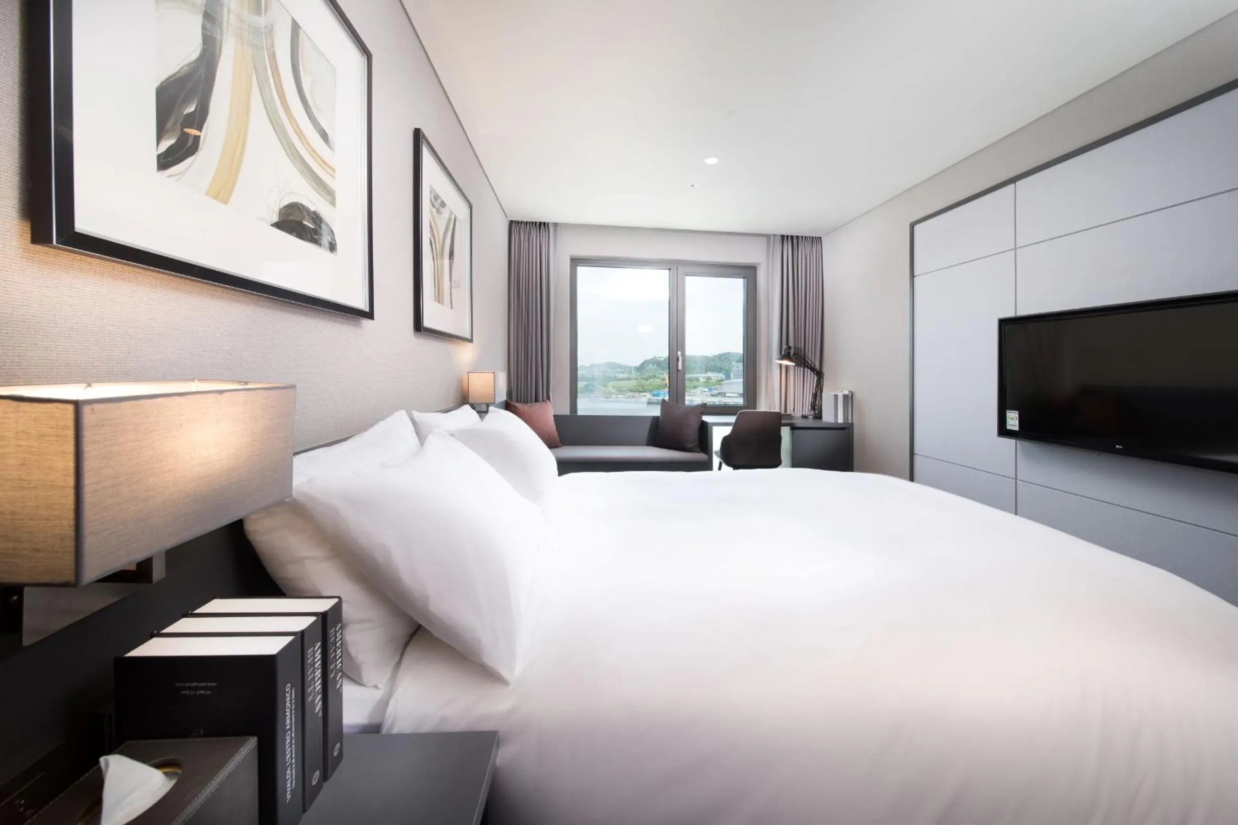 Bed in Hotel Marinabay Seoul