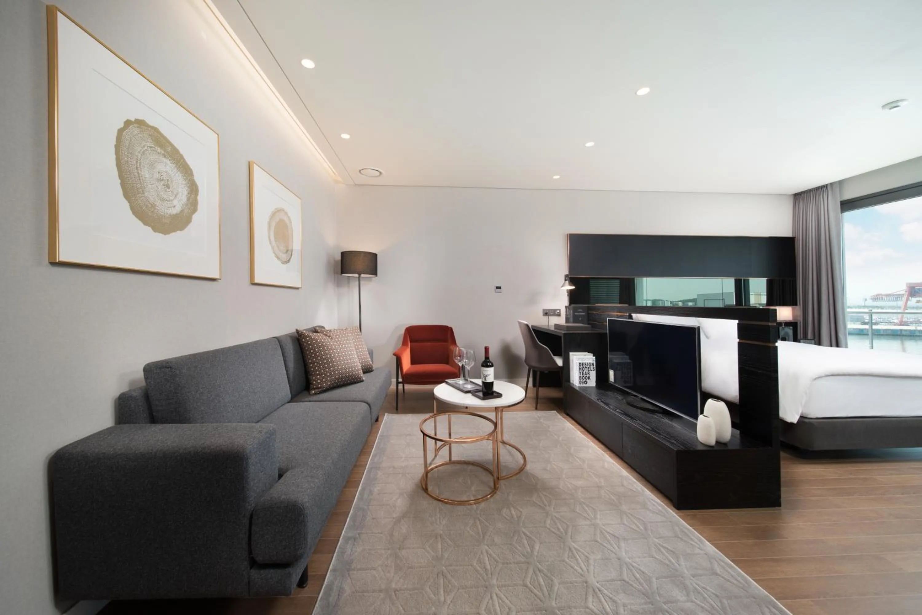 Communal lounge/ TV room, Bed in Hotel Marinabay Seoul