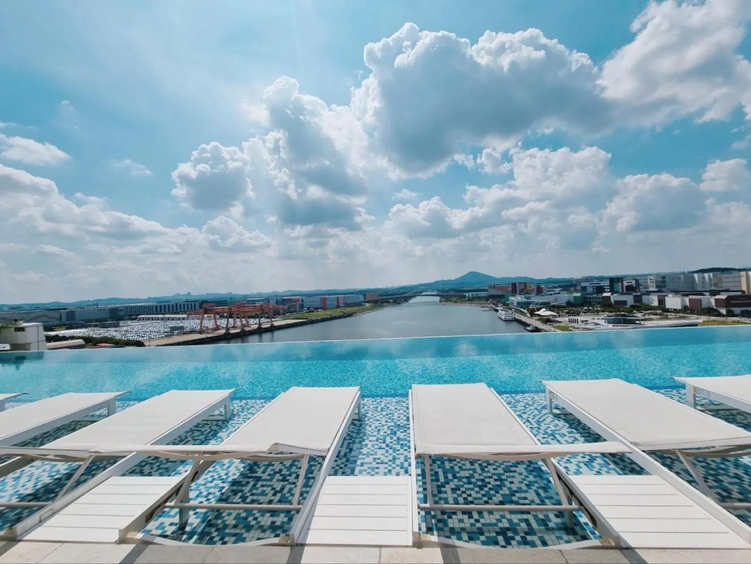 Swimming pool in Hotel Marinabay Seoul
