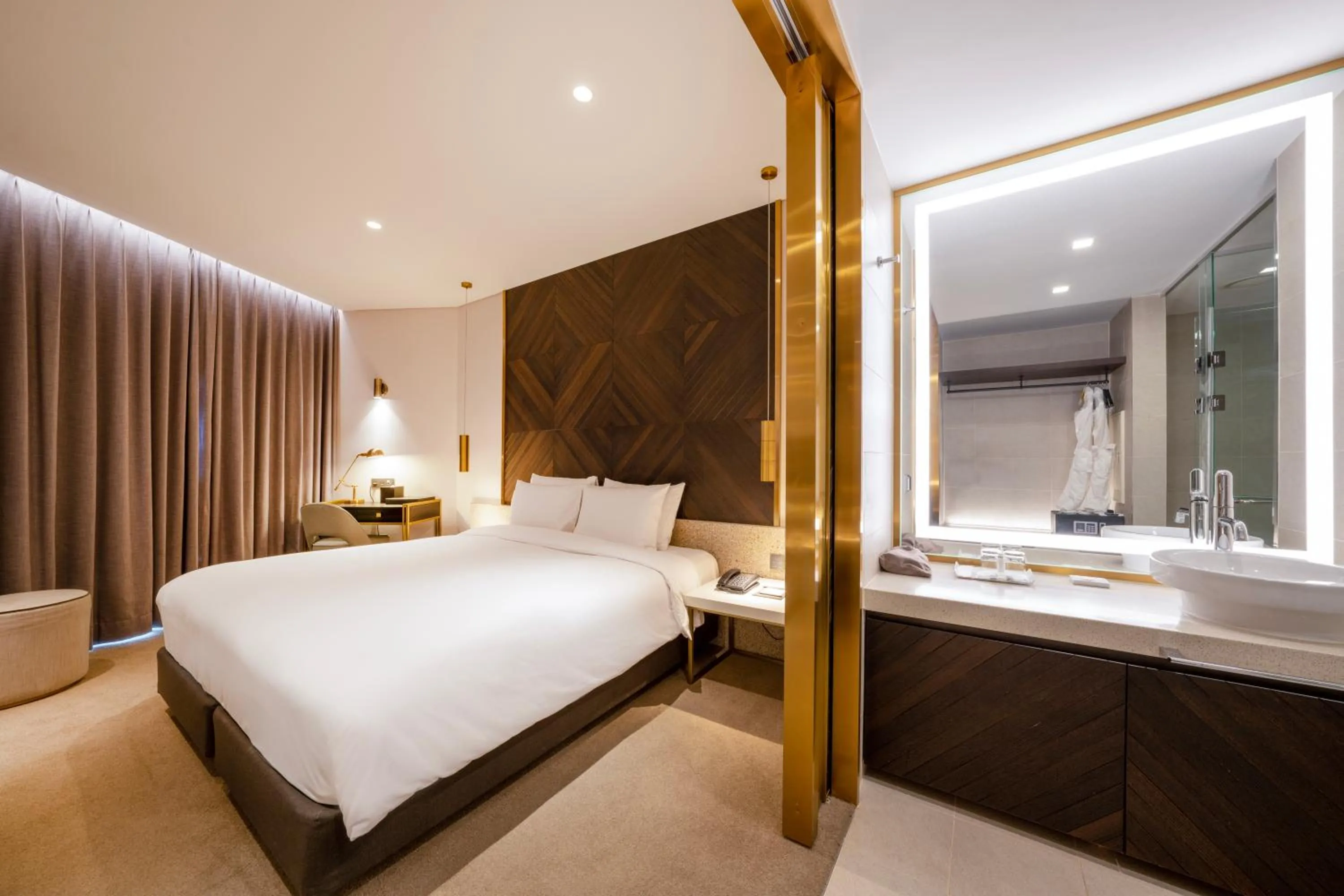 Bed in Hotel Marinabay Seoul