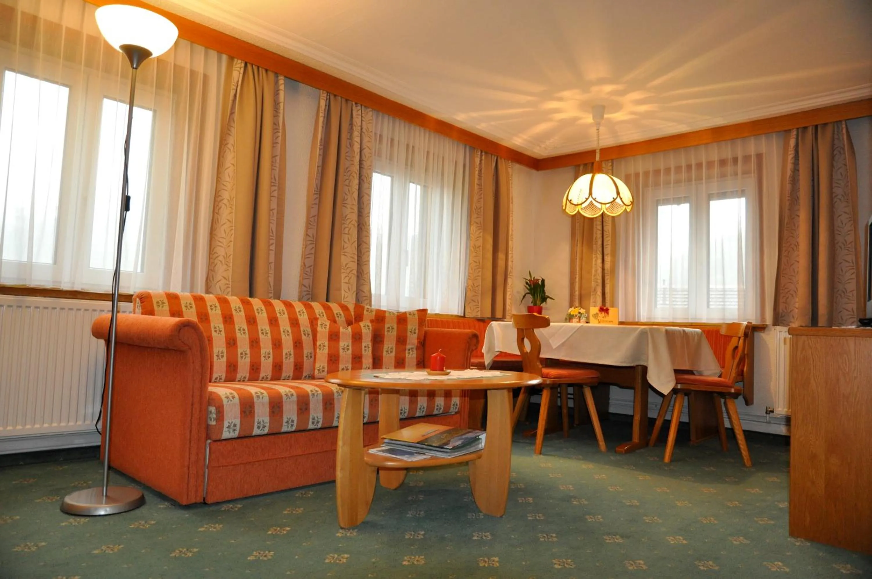 Dining area in Ferienwohnungen Durst Roswitha