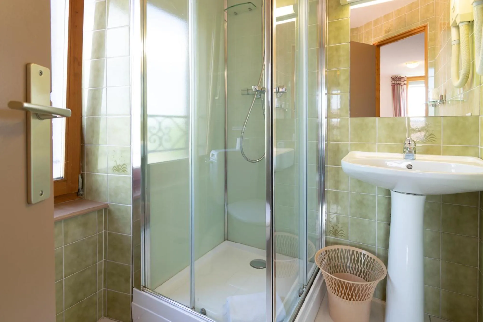 Shower in Hôtel Beau Site