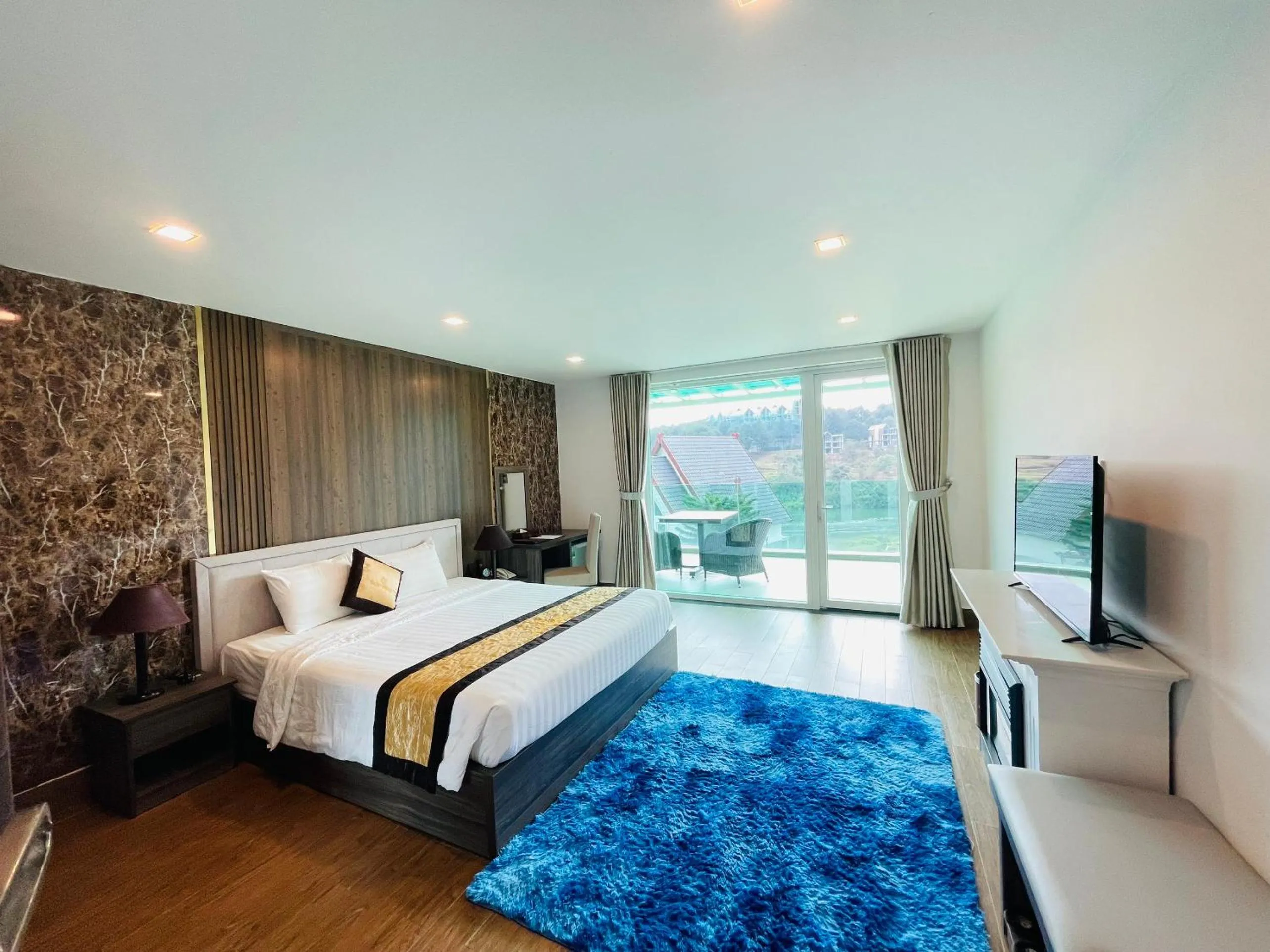 Deluxe Double Room with Lake View in Dalat Wonder Resort