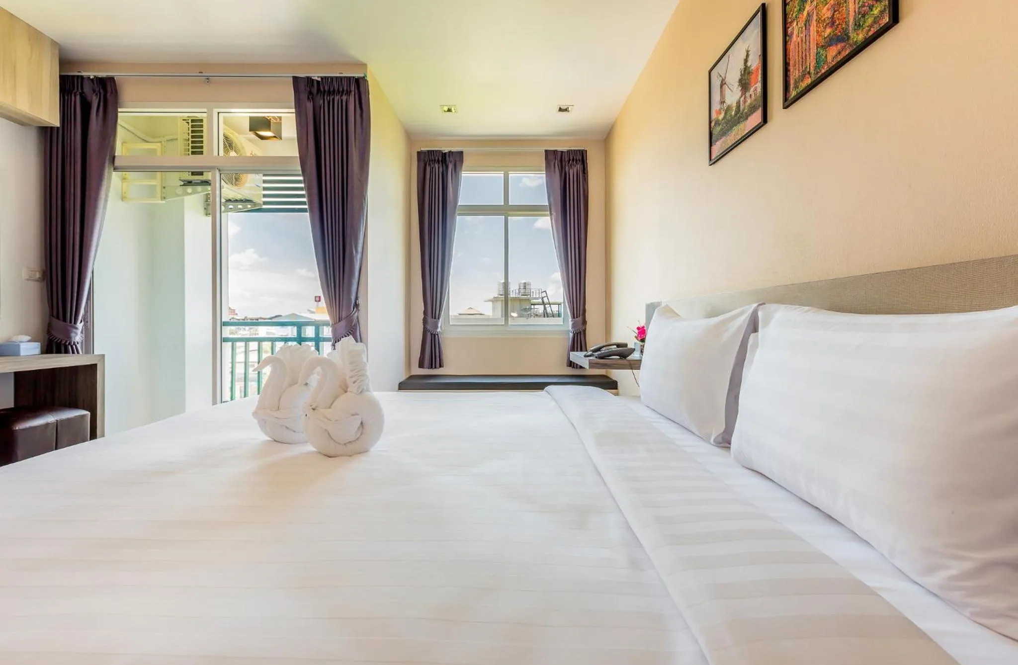 Bedroom, Bed in Evergreen Suite Hotel