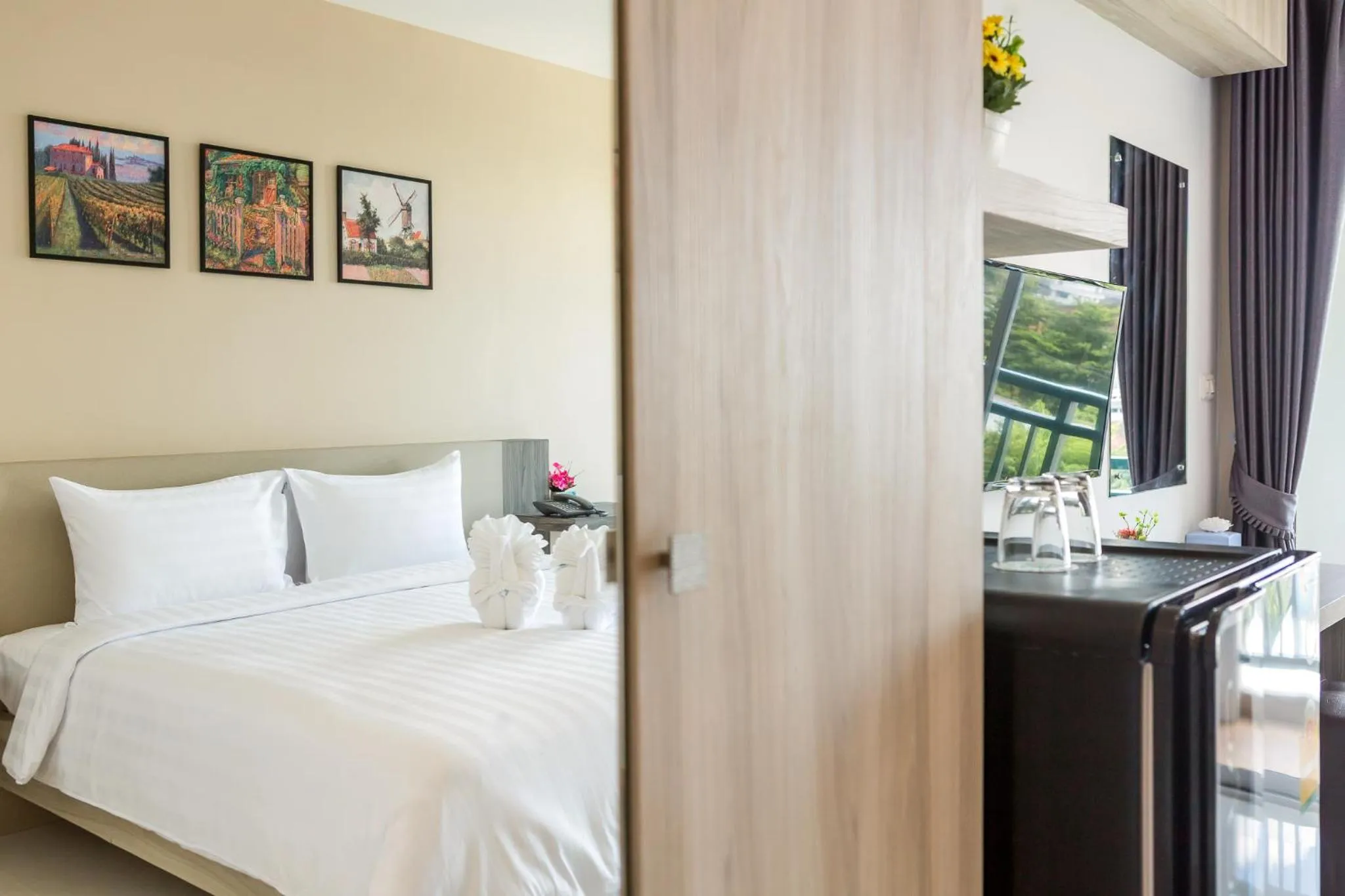 Bedroom, Bed in Evergreen Suite Hotel