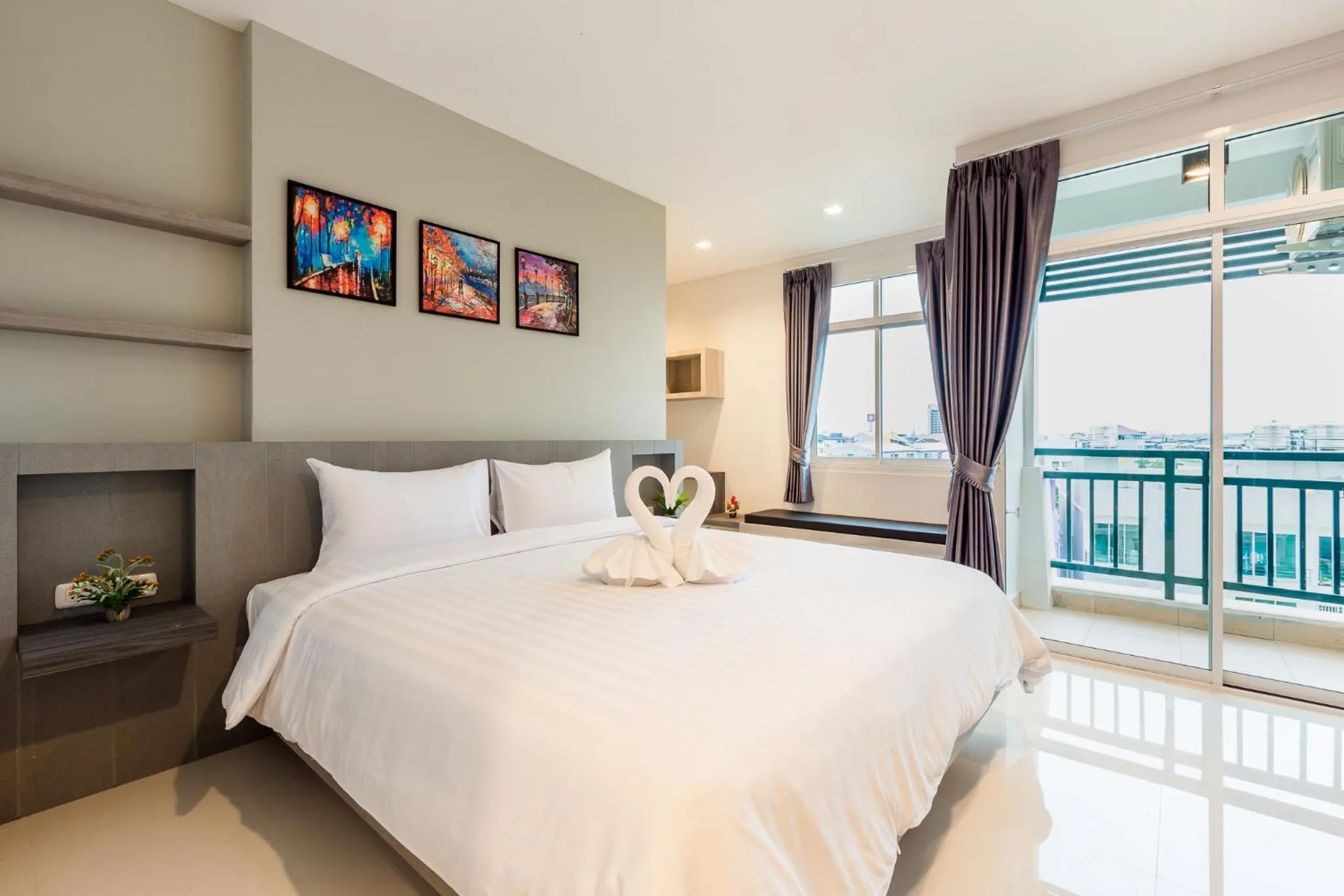 Bedroom, Bed in Evergreen Suite Hotel