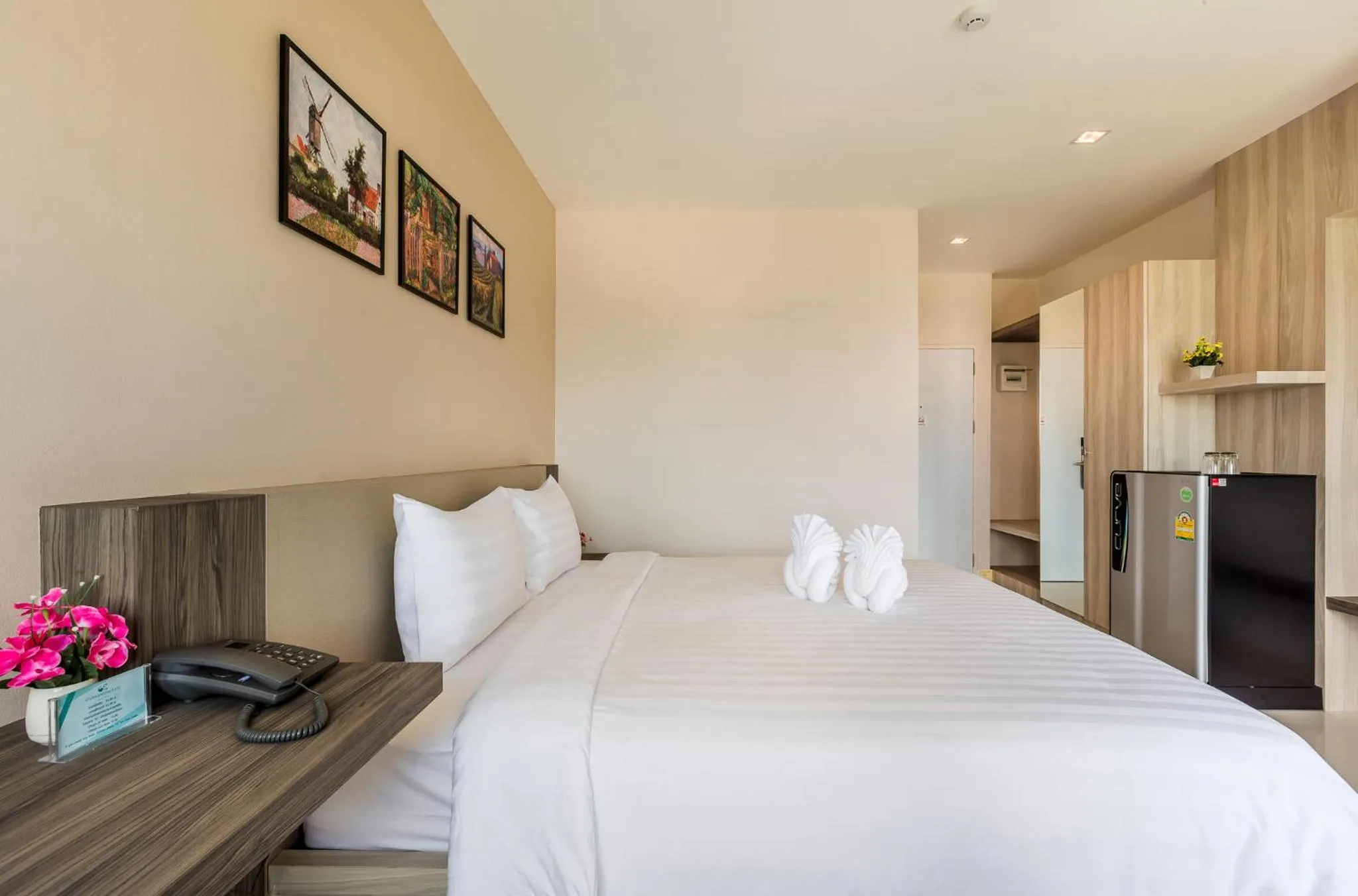 Bedroom, Bed in Evergreen Suite Hotel