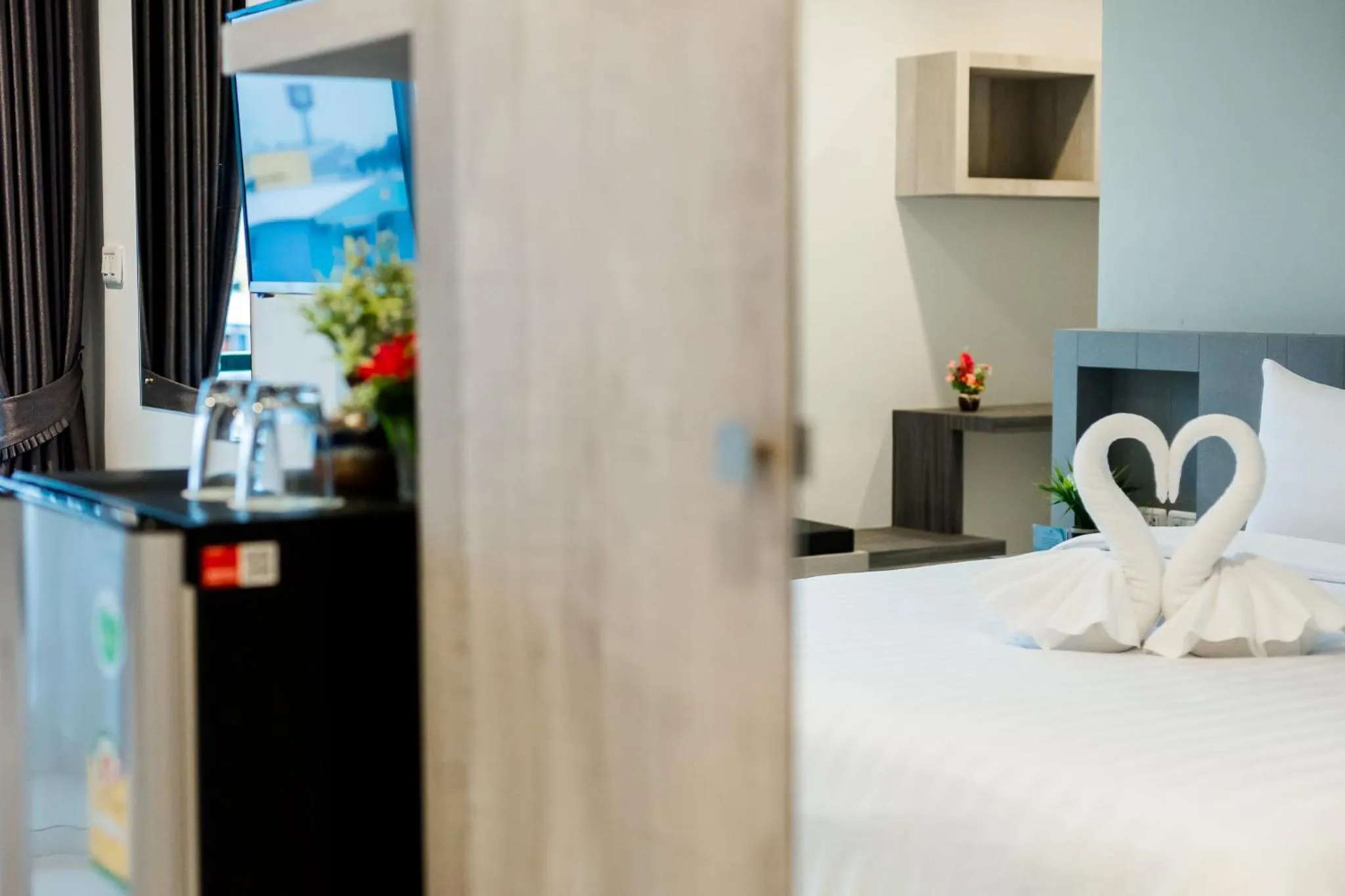 Bedroom, Bed in Evergreen Suite Hotel