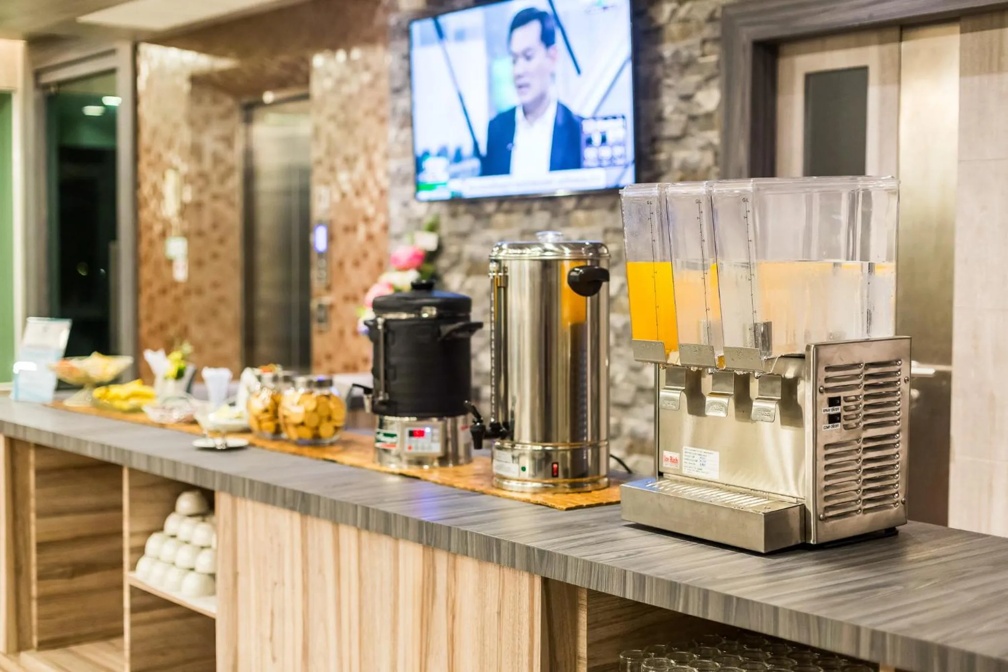 Communal lounge/ TV room in Evergreen Suite Hotel