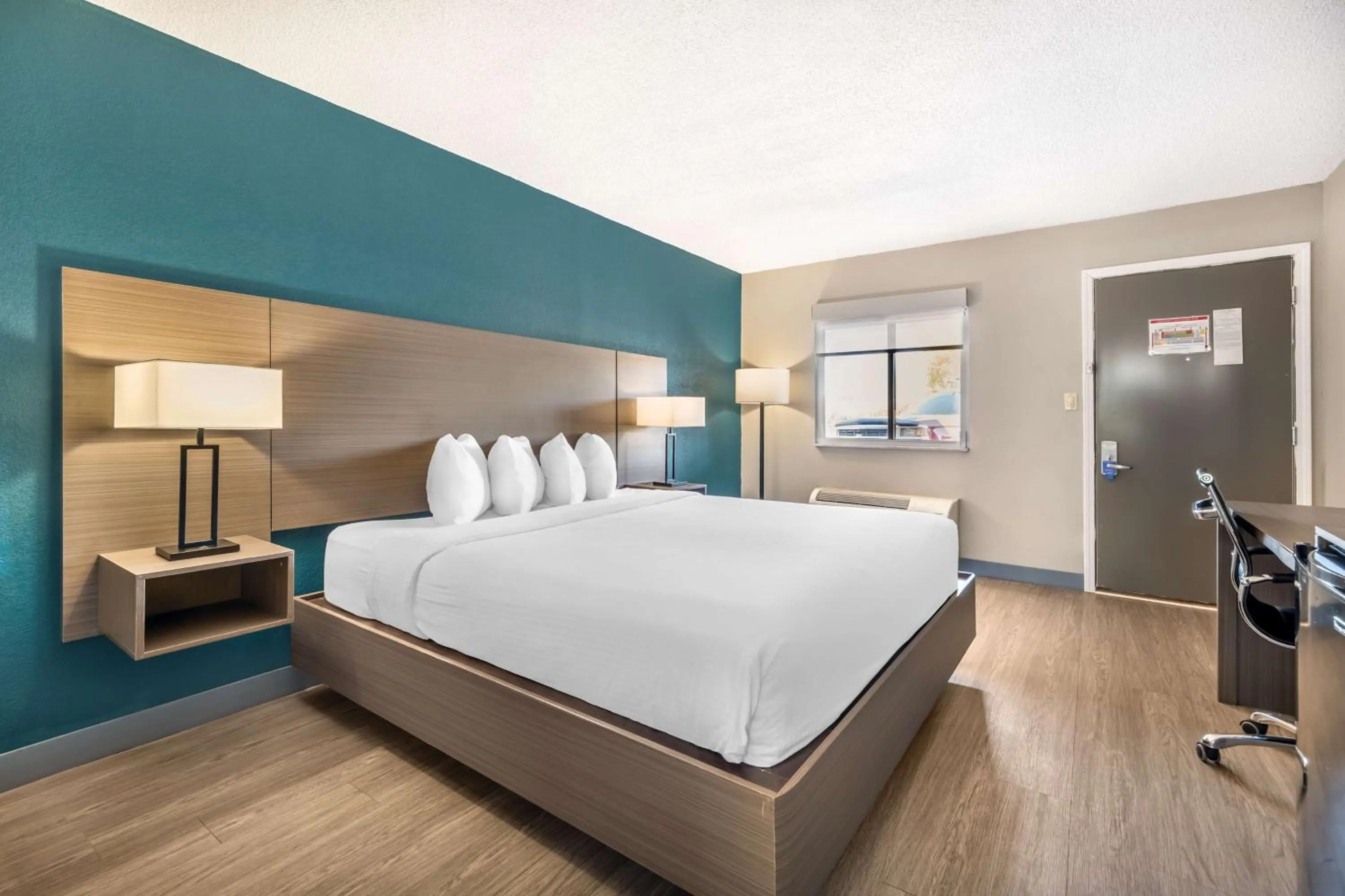 Bedroom, Bed in Best Western Green Tree Inn