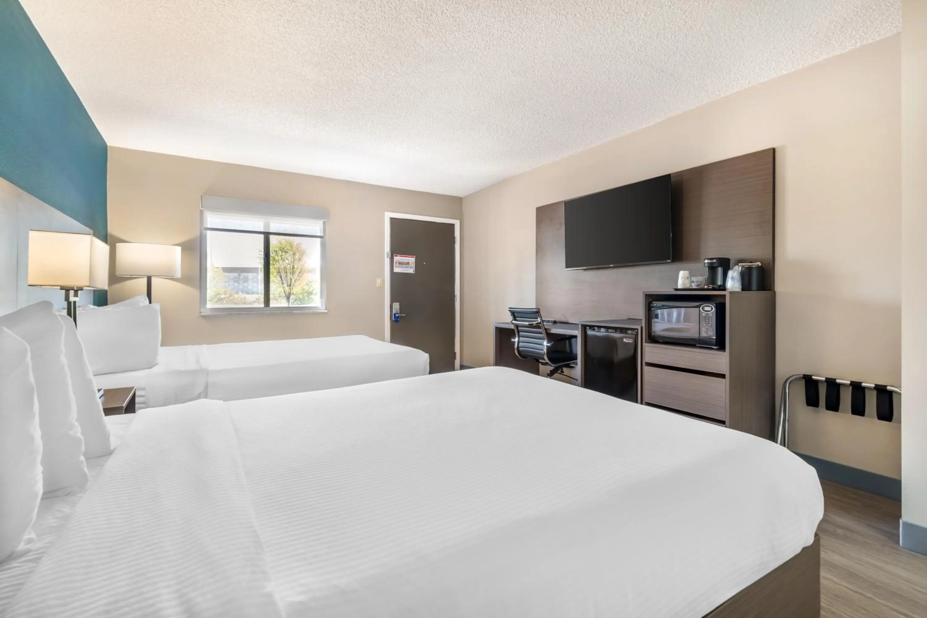 Photo of the whole room, Bed in Best Western Green Tree Inn