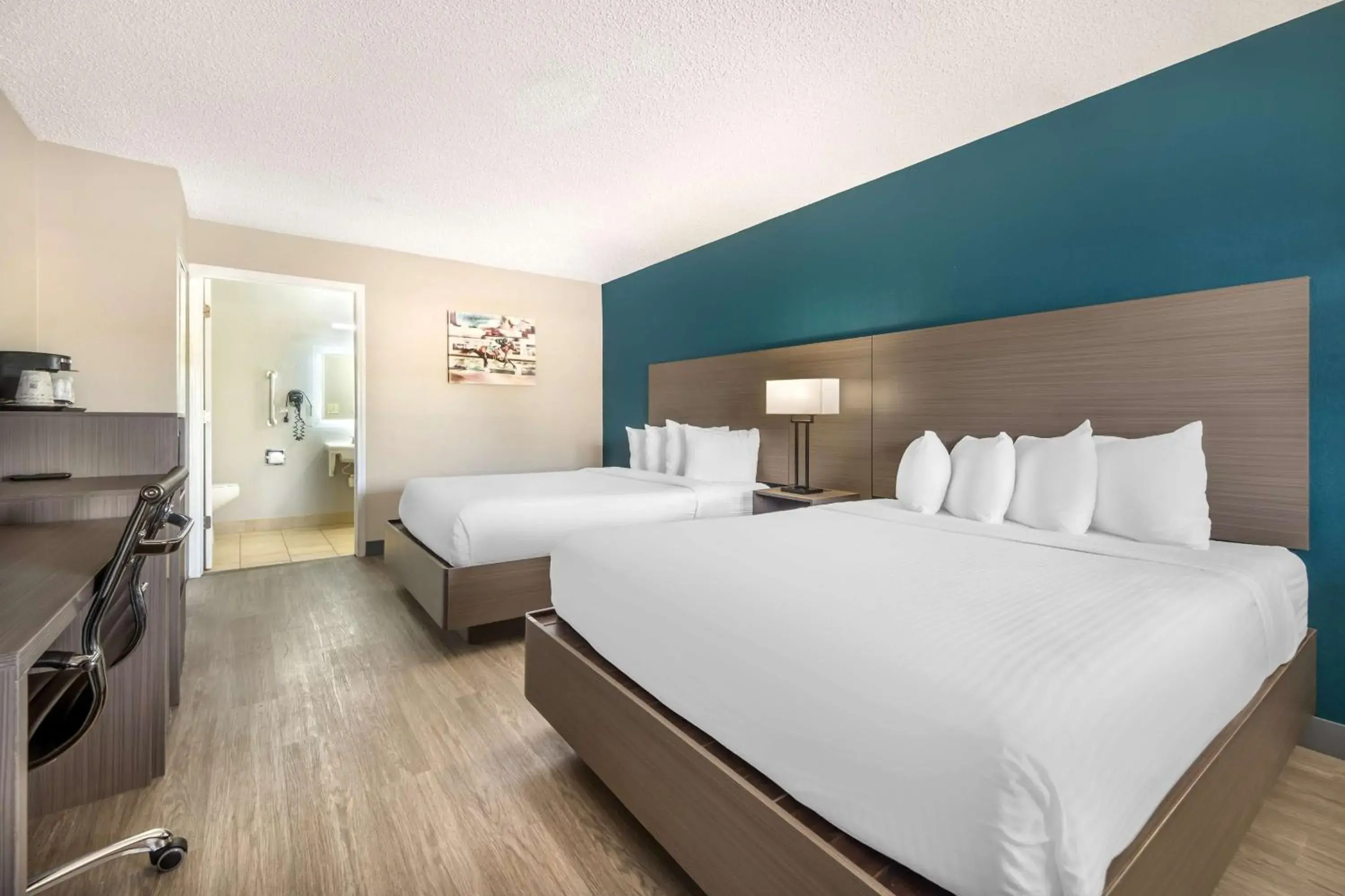 Queen Room with Two Queen Beds - Disability Access/Bath Tub in Best Western Green Tree Inn Queen Room with Two Queen Beds - Disability Access/Bath Tub in Best Western Green Tree Inn