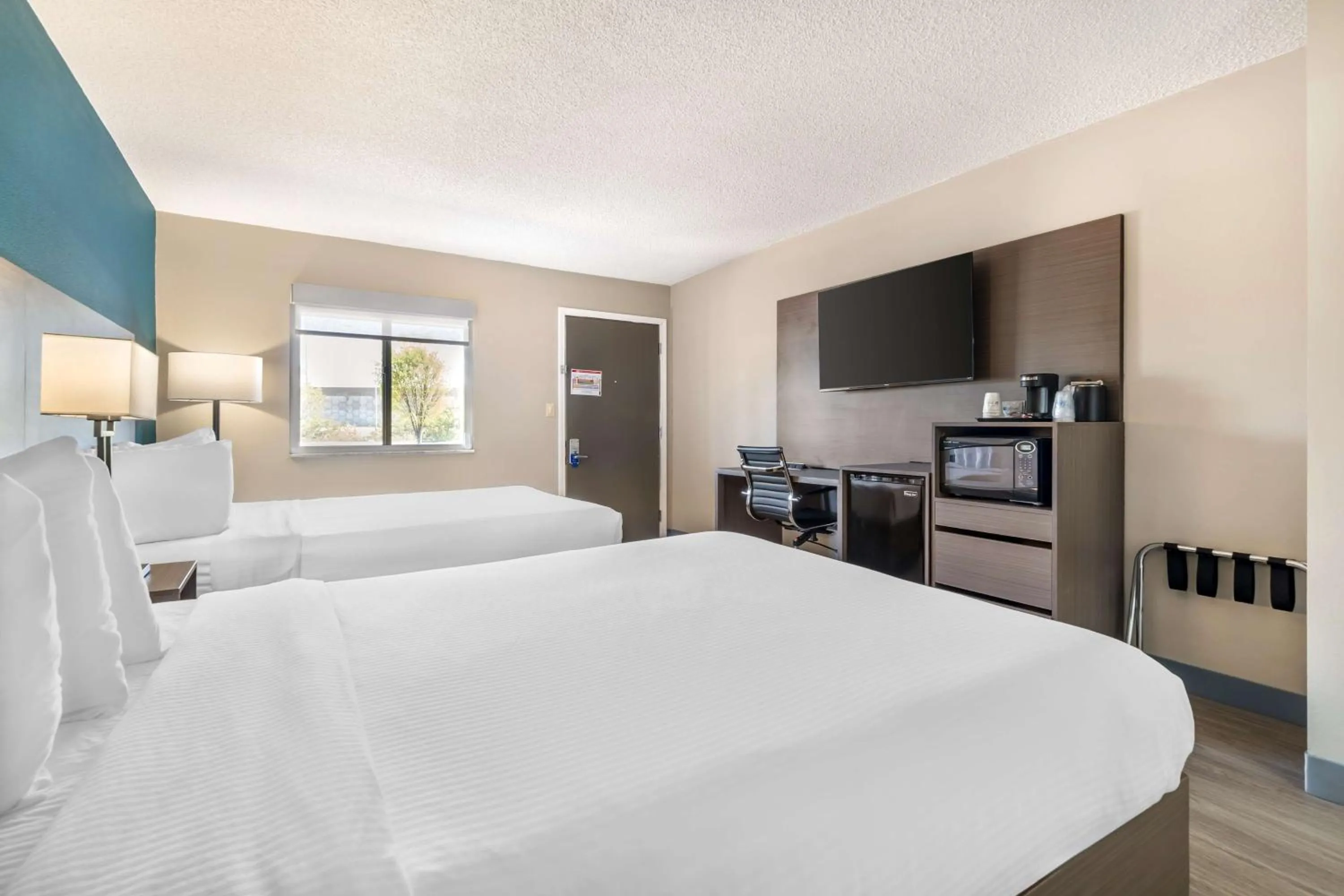 Bedroom, Bed in Best Western Green Tree Inn