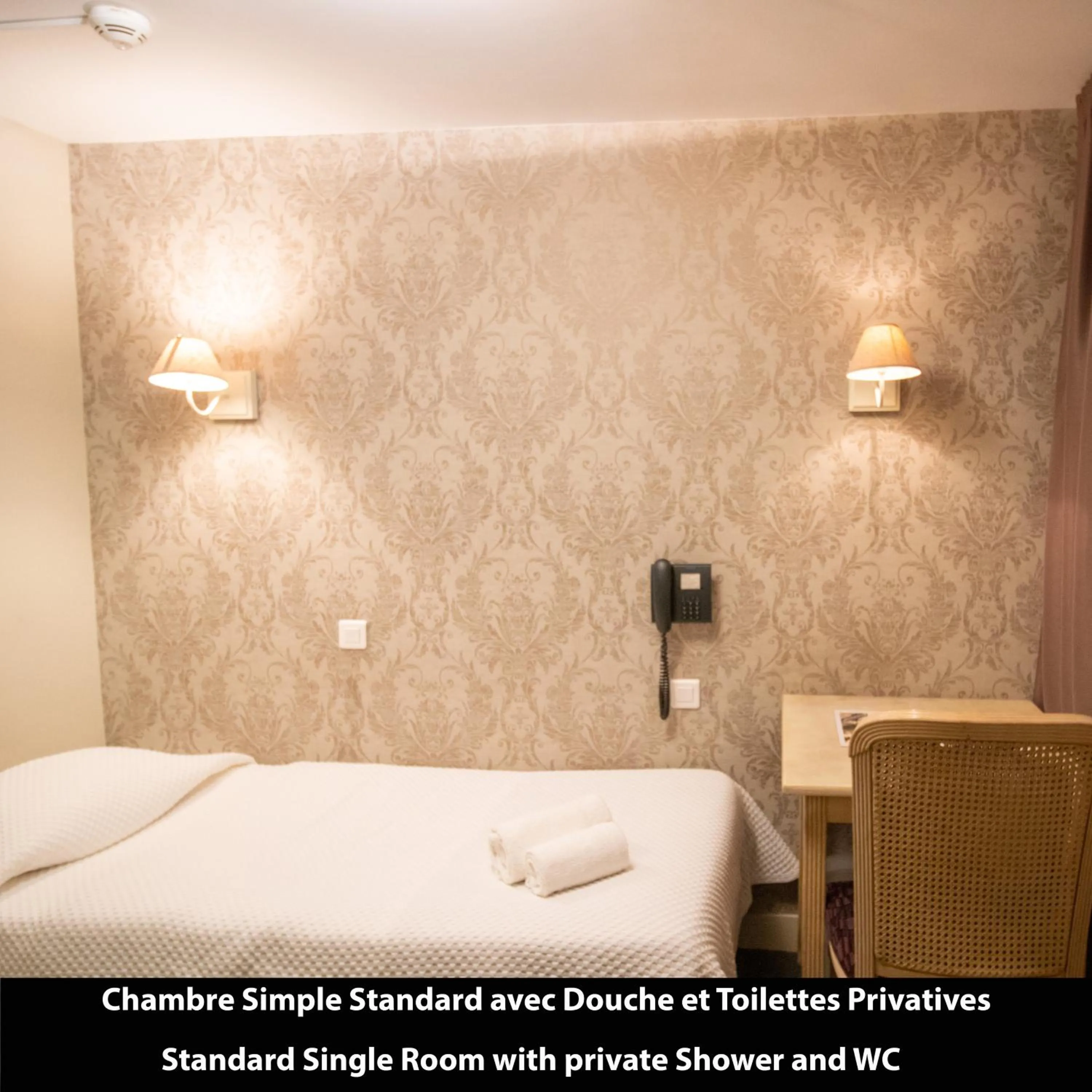 Bedroom, Bed in Port Royal Hotel