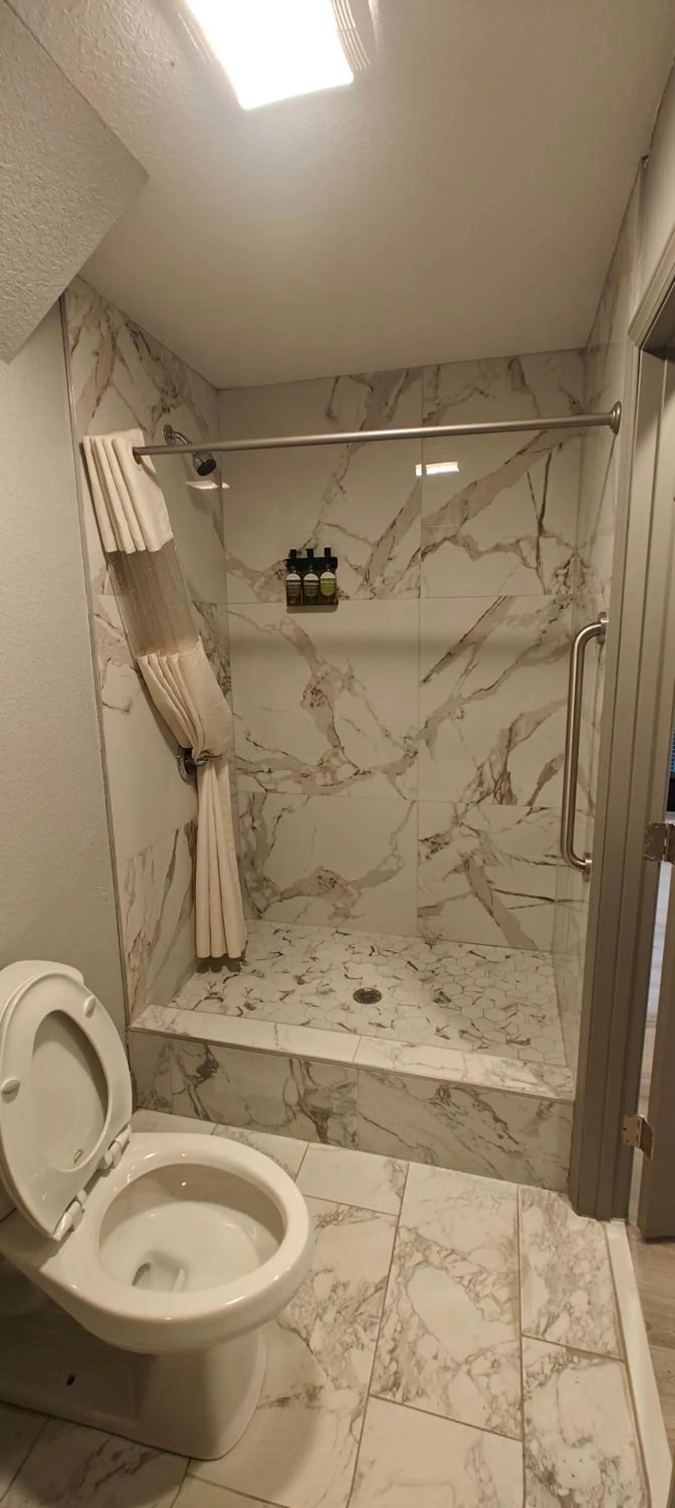 Mountain Vista Inn & Suites - Walking Distance to the Island