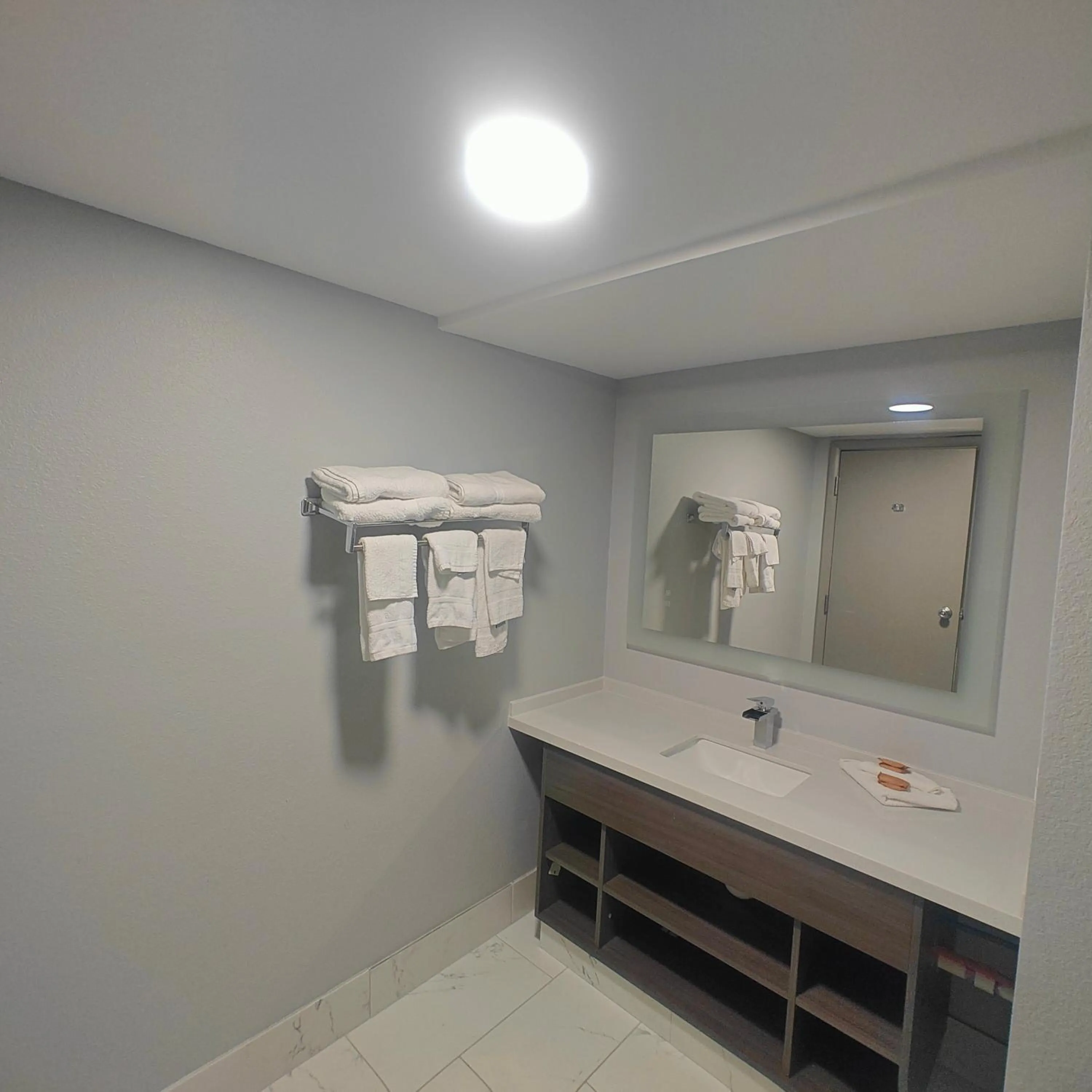 Bathroom in Mountain Vista Inn & Suites - Walking Distance to the Island