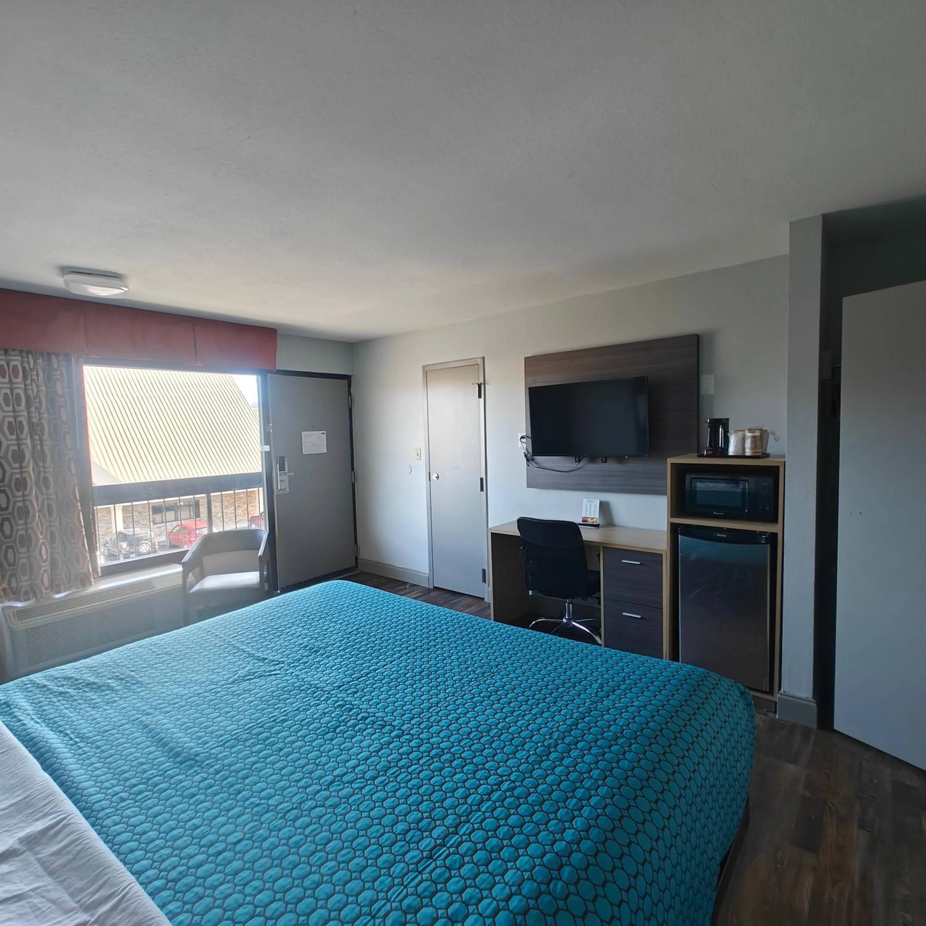 Bed in Mountain Vista Inn & Suites - Walking Distance to the Island