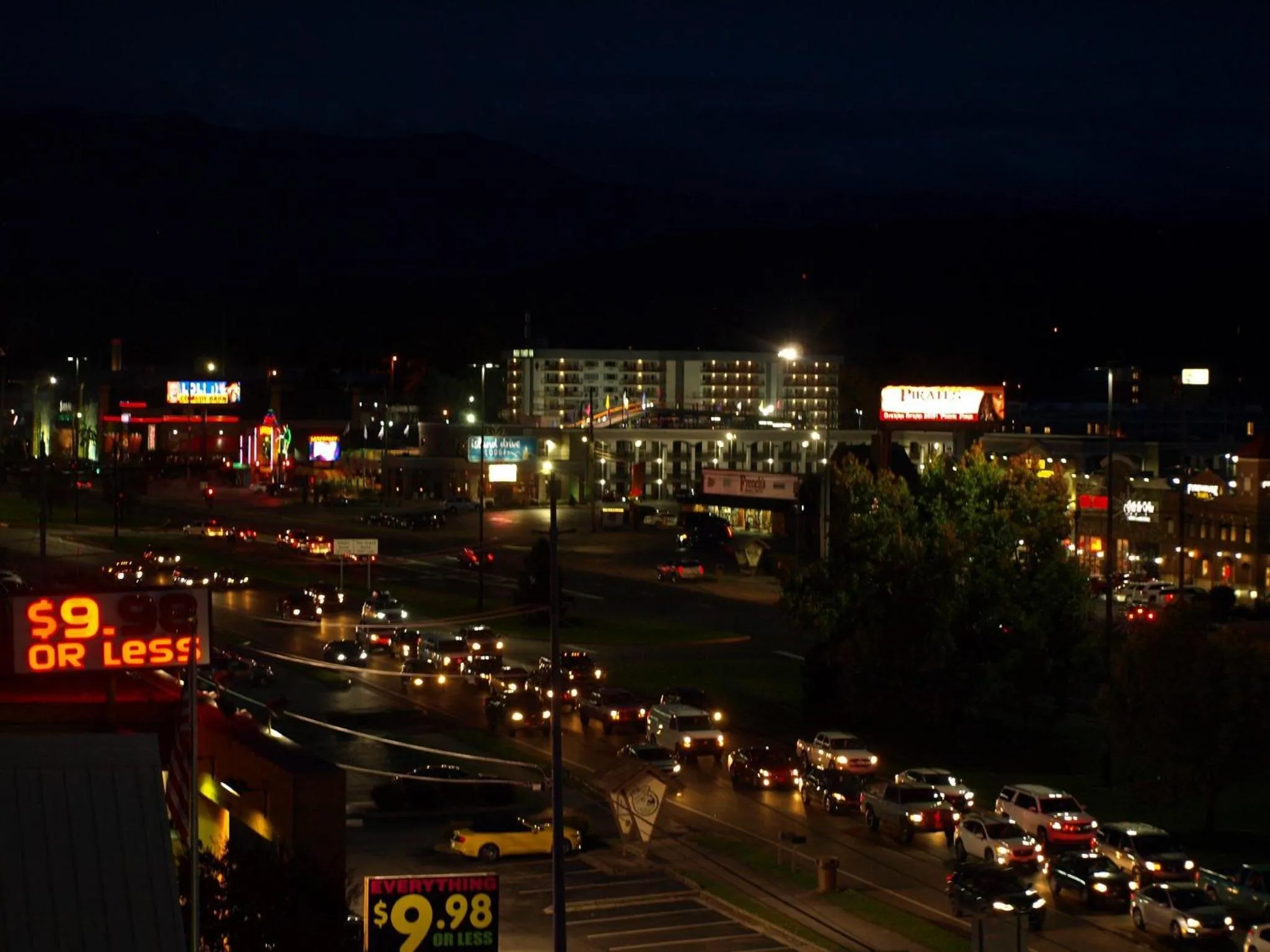 Neighbourhood in Mountain Vista Inn & Suites - Walking Distance to the Island