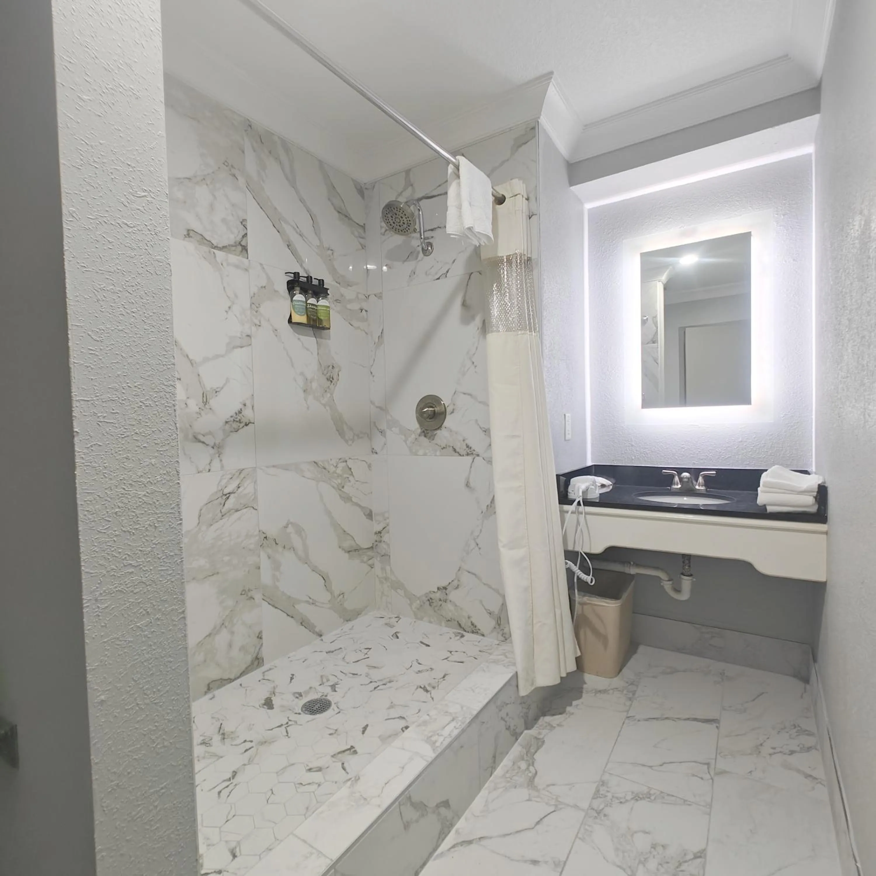 Mountain Vista Inn & Suites - Walking Distance to the Island