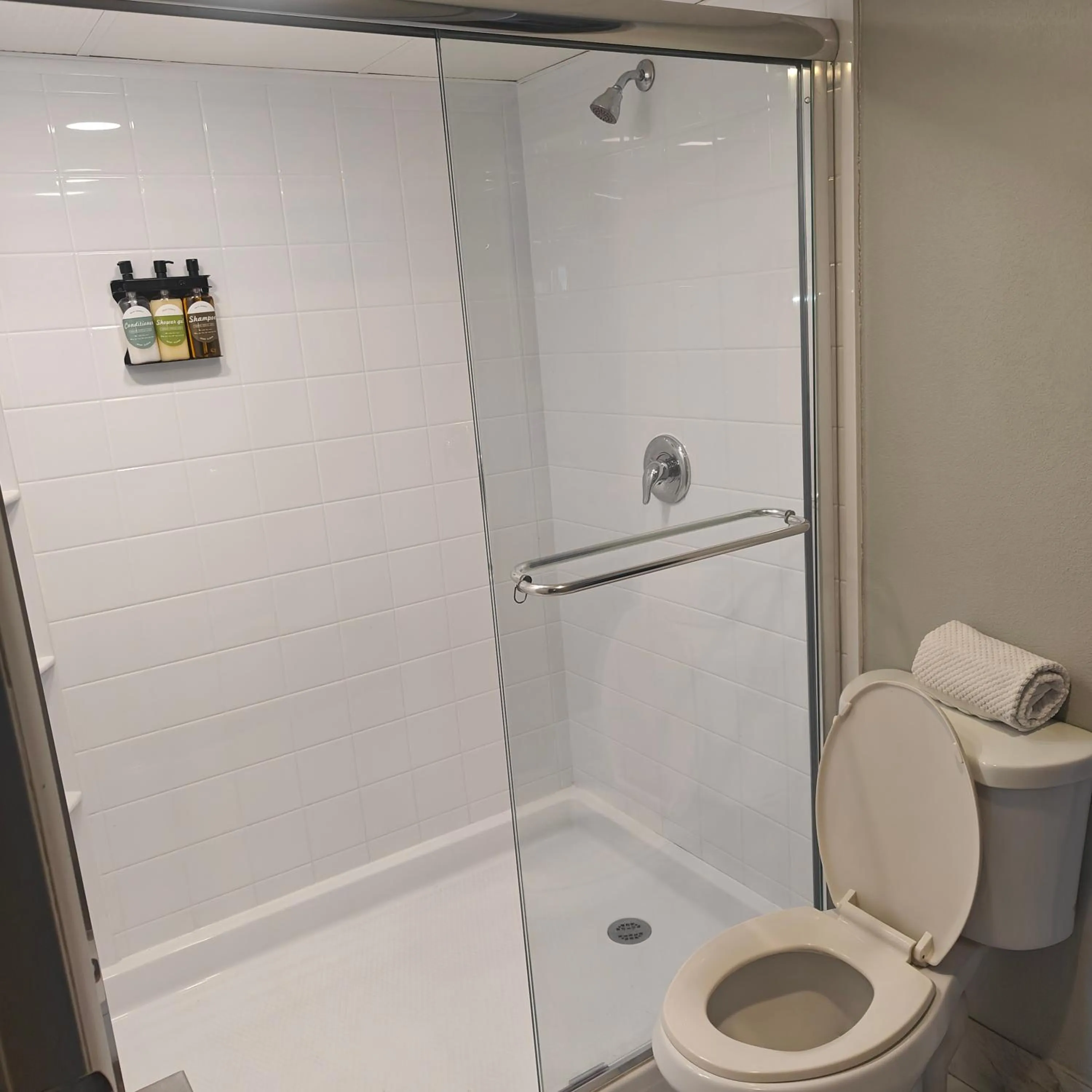 Shower in Mountain Vista Inn & Suites - Walking Distance to the Island
