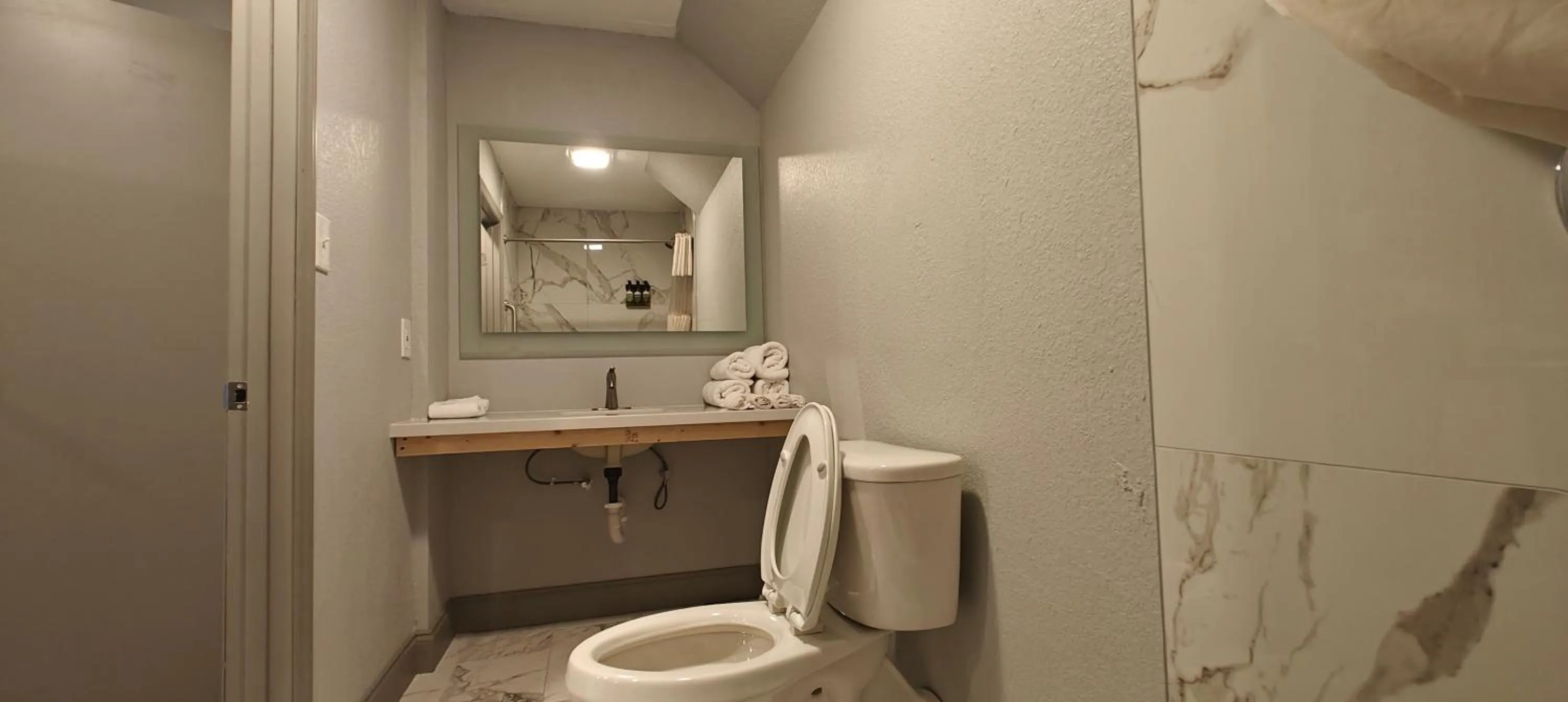 Mountain Vista Inn & Suites - Walking Distance to the Island