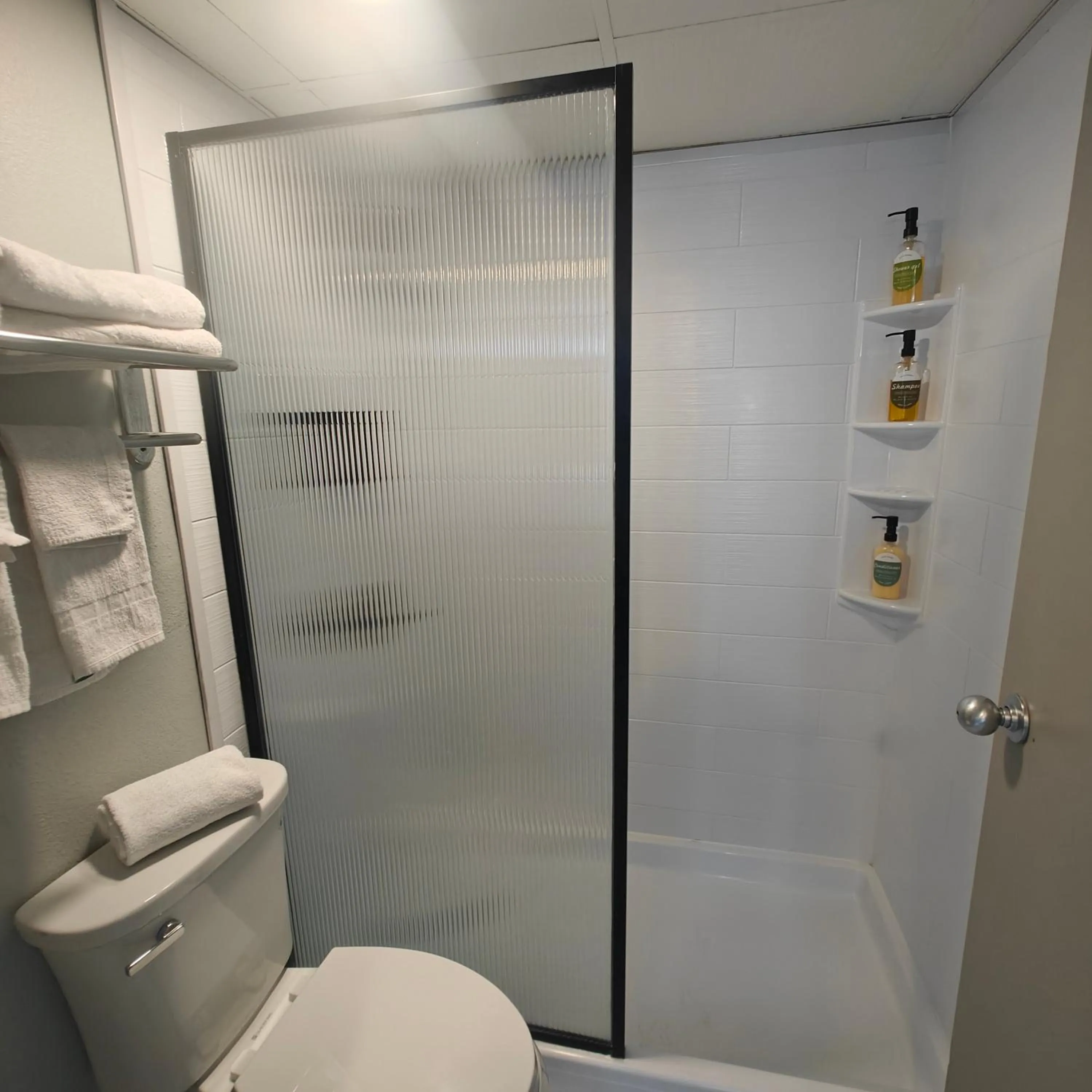 Mountain Vista Inn & Suites - Walking Distance to the Island