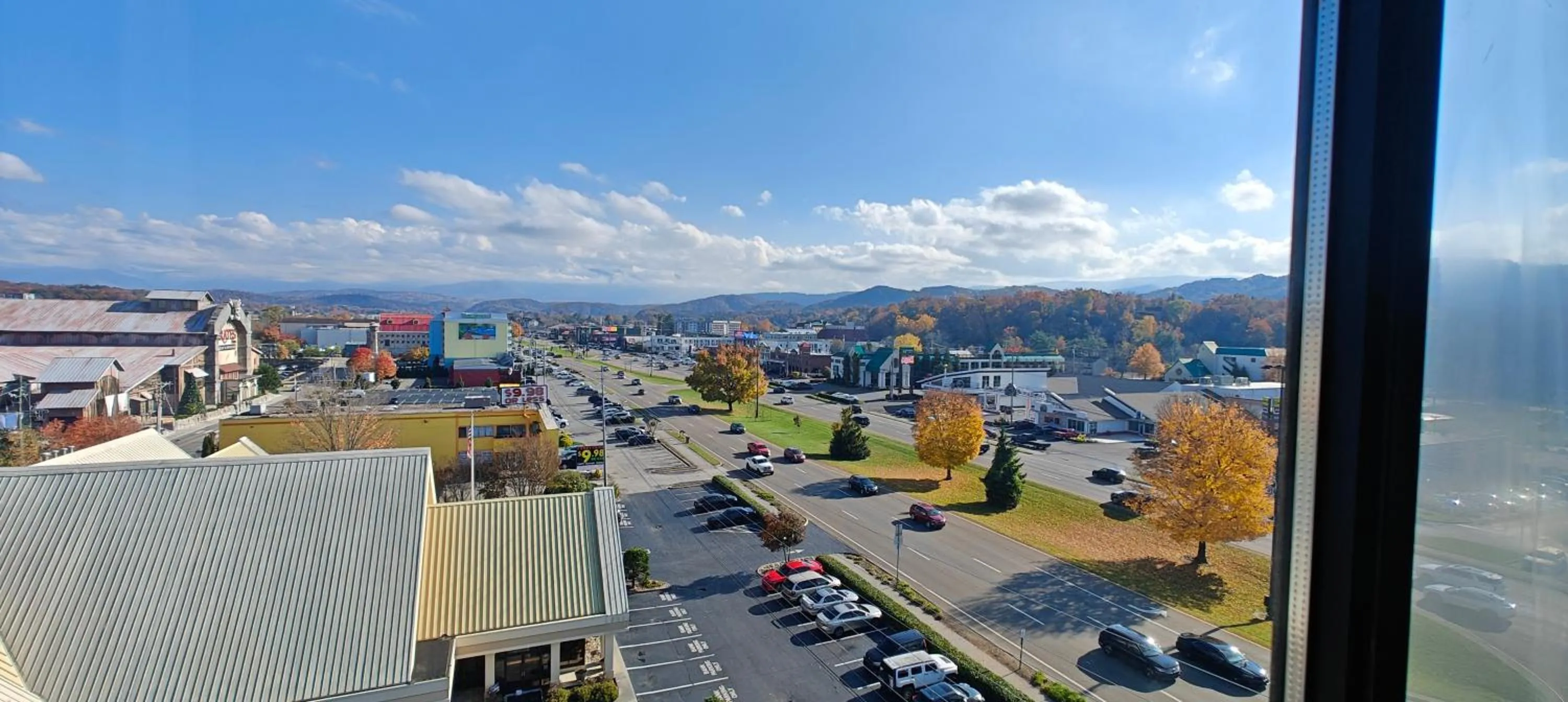 Mountain Vista Inn & Suites - Walking Distance to the Island