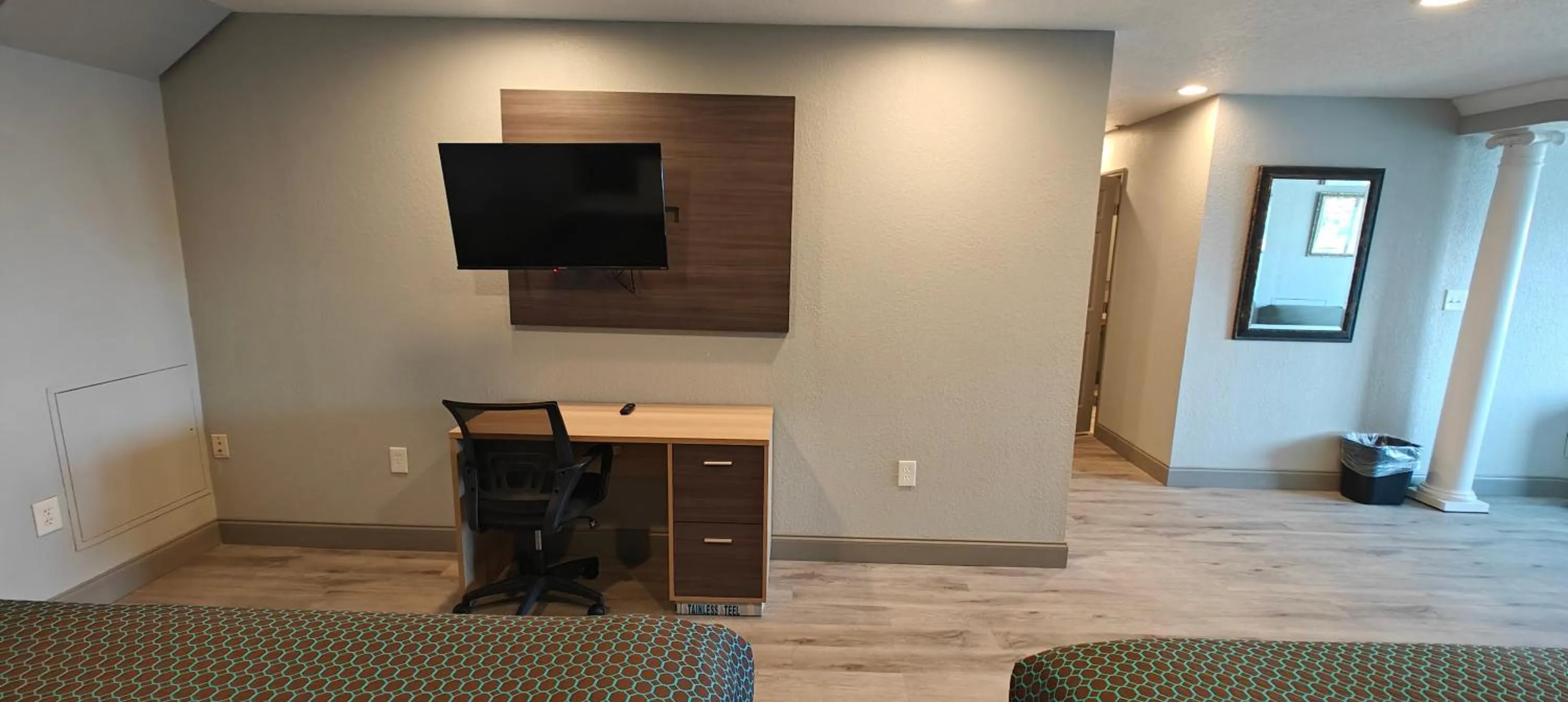 Mountain Vista Inn & Suites - Walking Distance to the Island