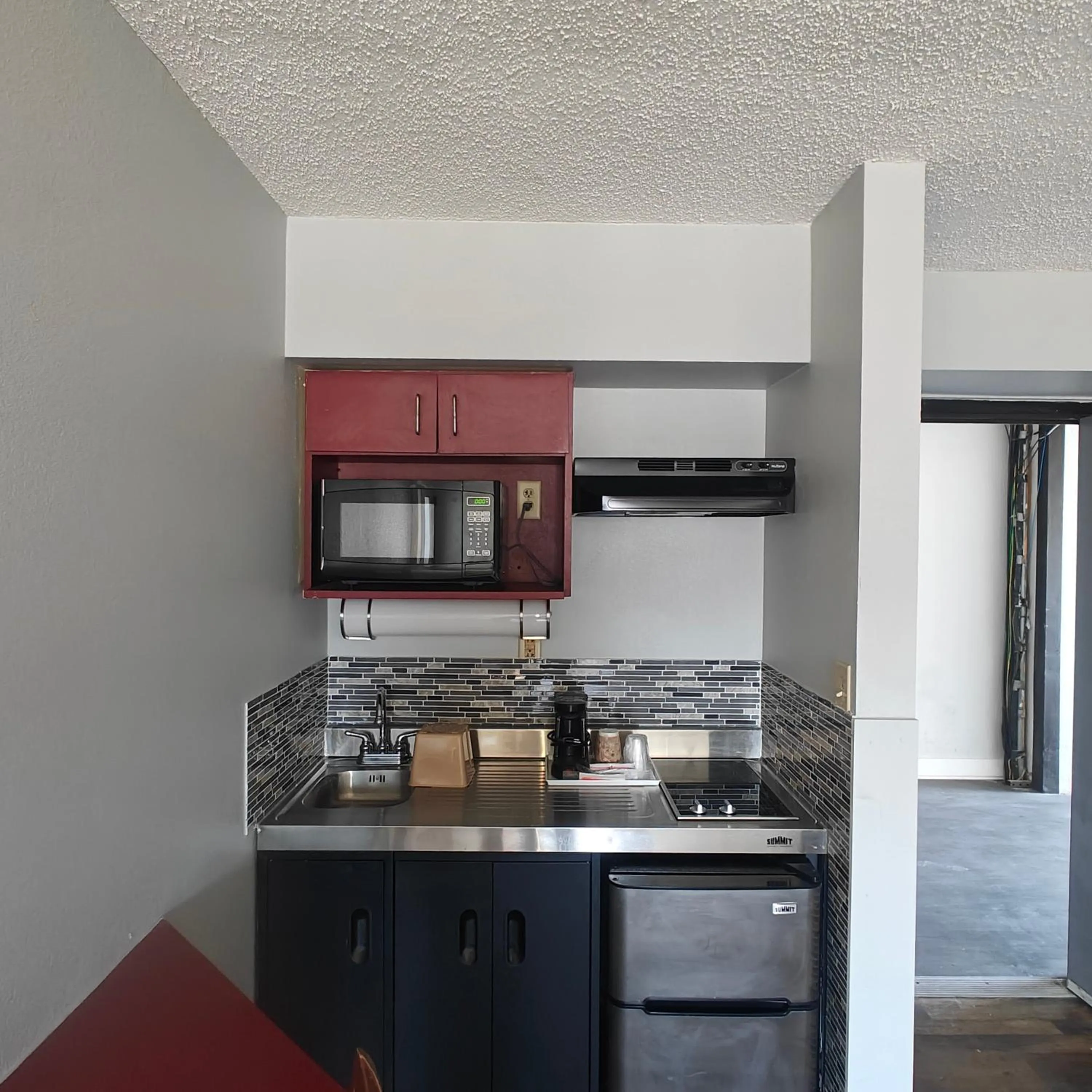 Kitchen or kitchenette in Mountain Vista Inn & Suites - Walking Distance to the Island