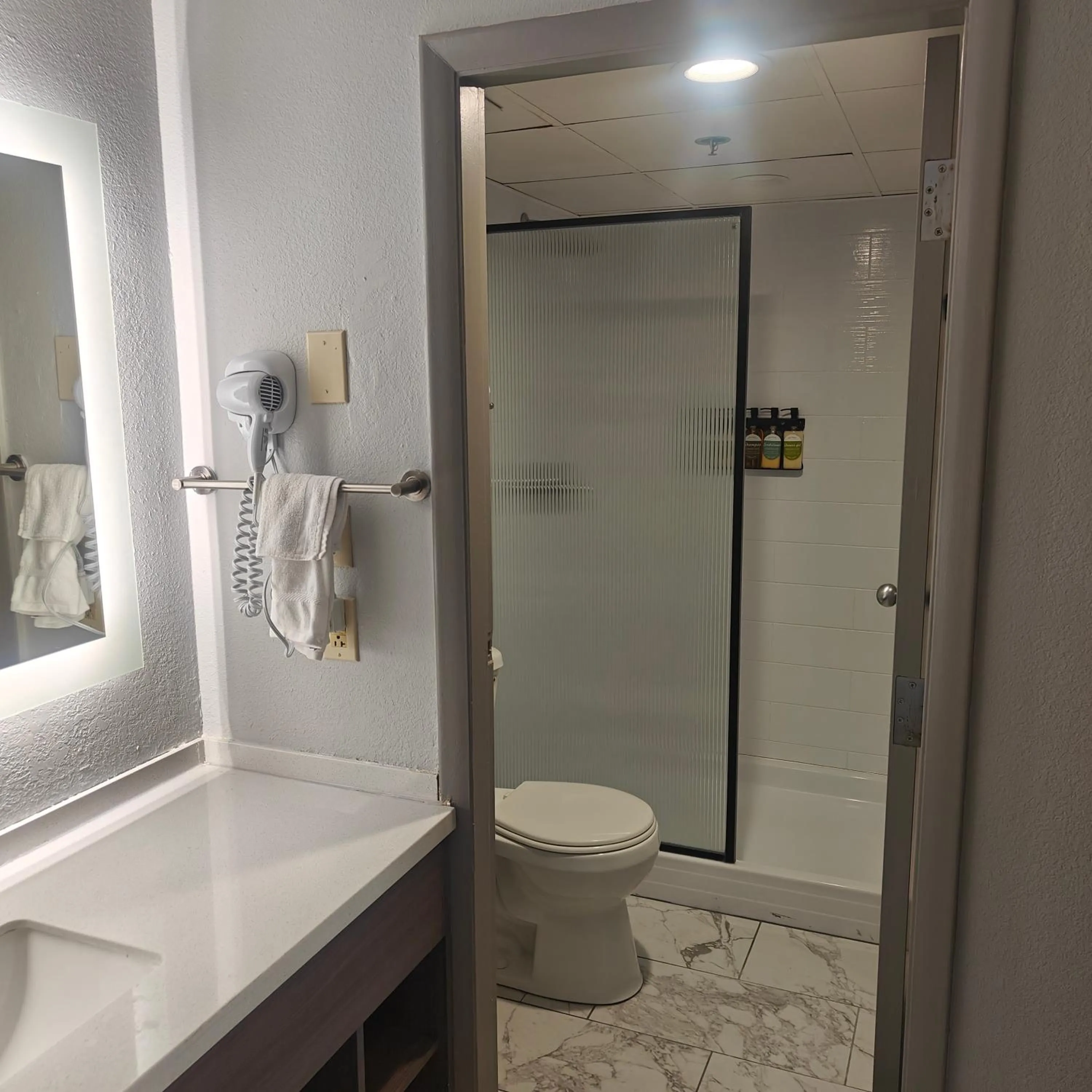 Mountain Vista Inn & Suites - Walking Distance to the Island