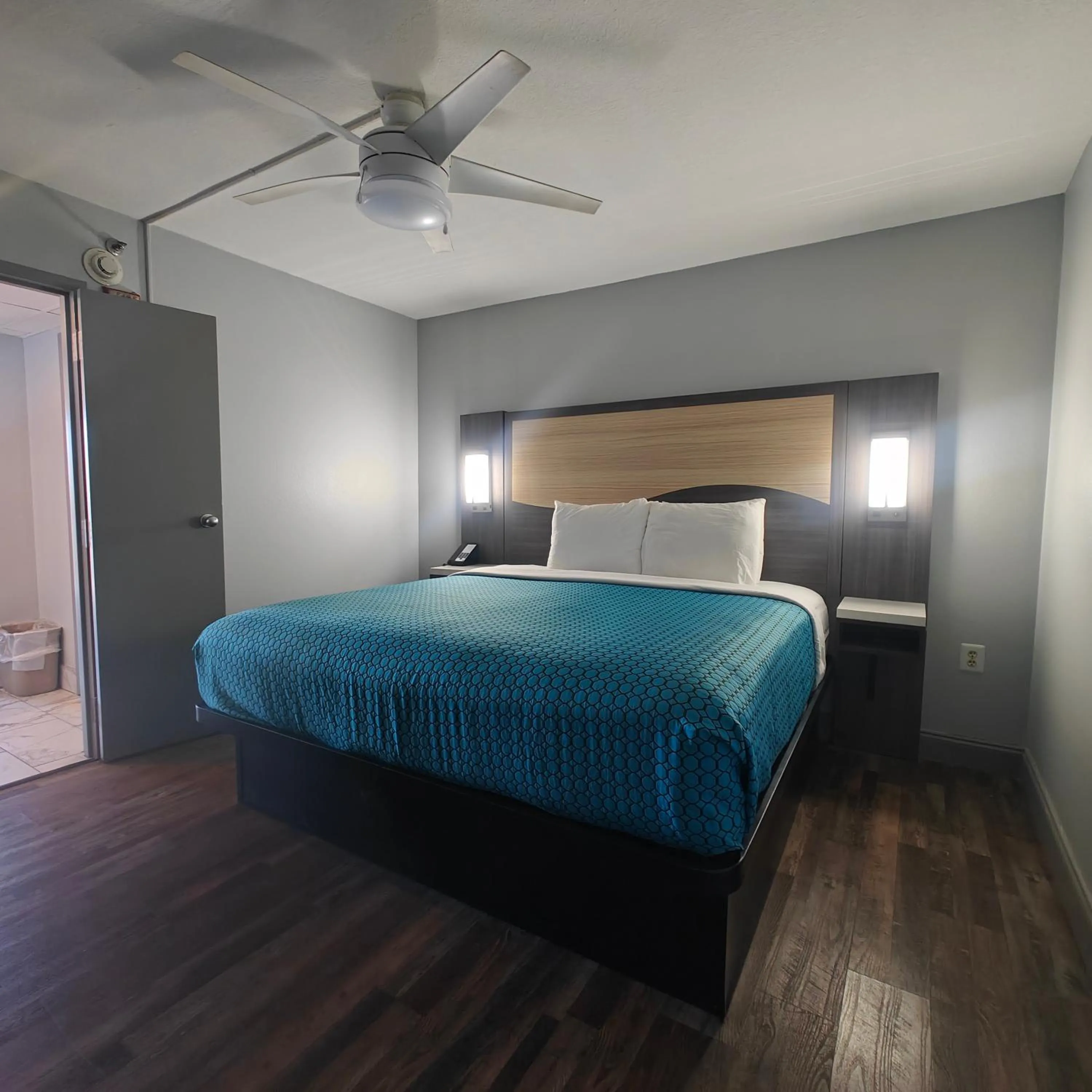 Bed in Mountain Vista Inn & Suites - Walking Distance to the Island