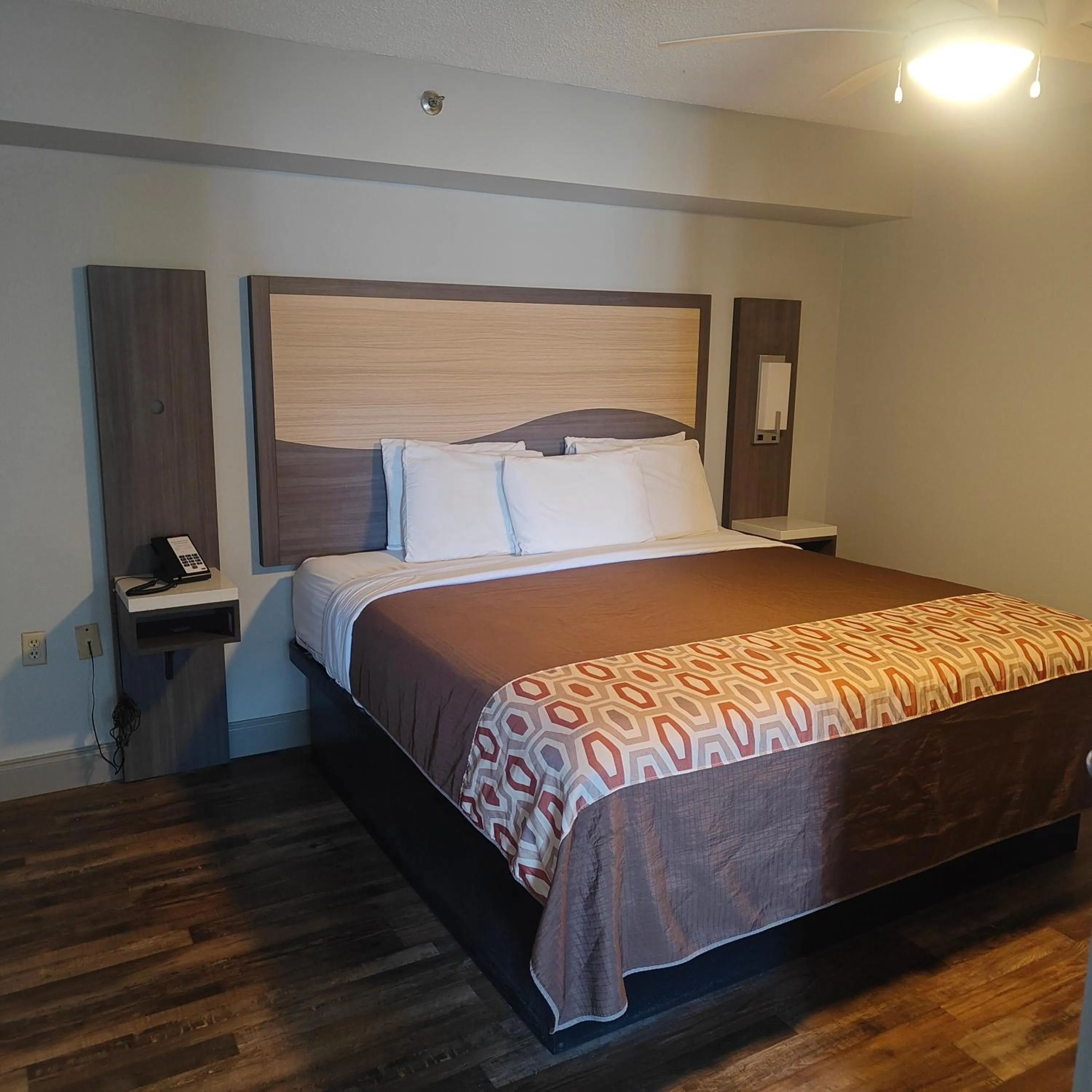 Bedroom, Bed in Mountain Vista Inn & Suites - Walking Distance to the Island