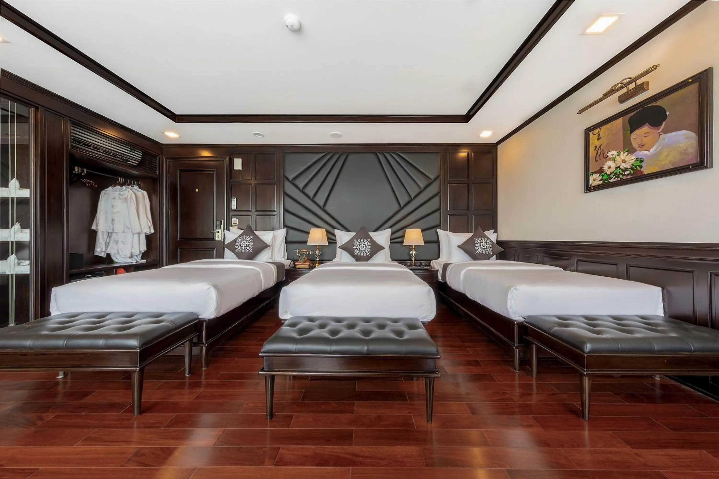 Photo of the whole room, Bed in La Regina Legend Cruise