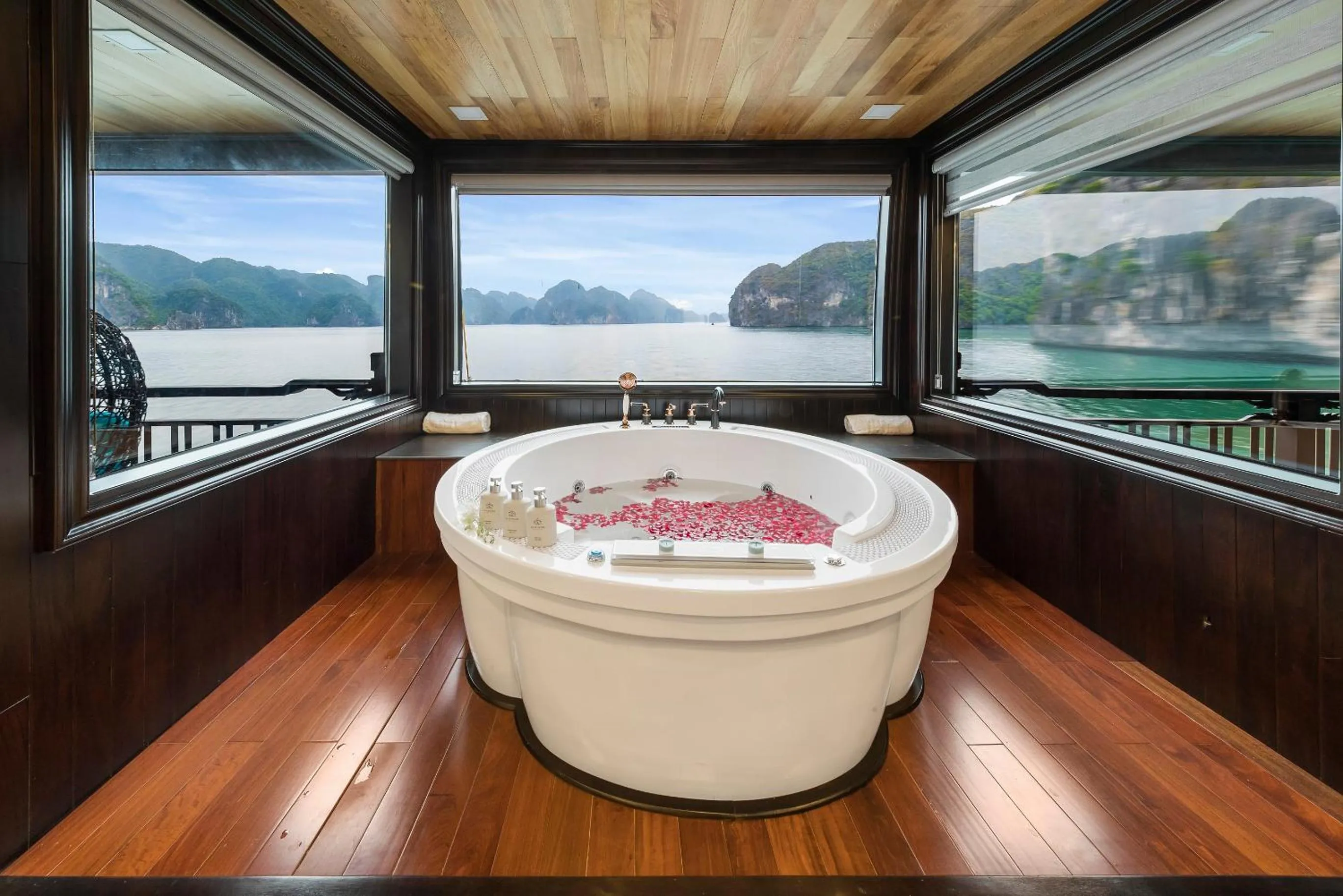 Bath in La Regina Legend Cruise