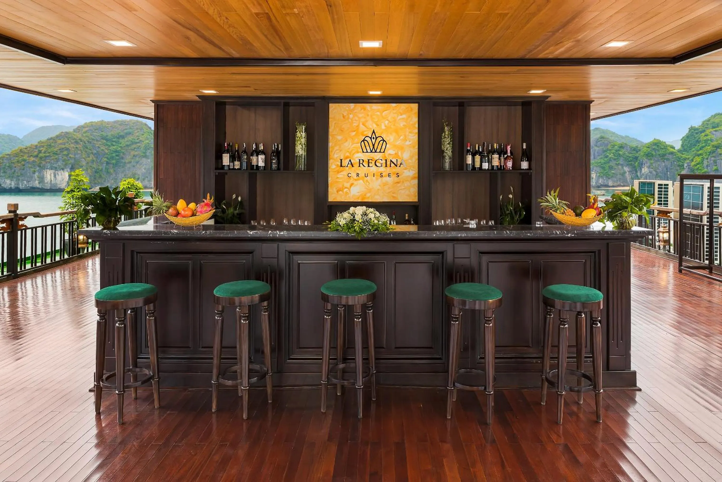 Lounge or bar in La Regina Legend Cruise