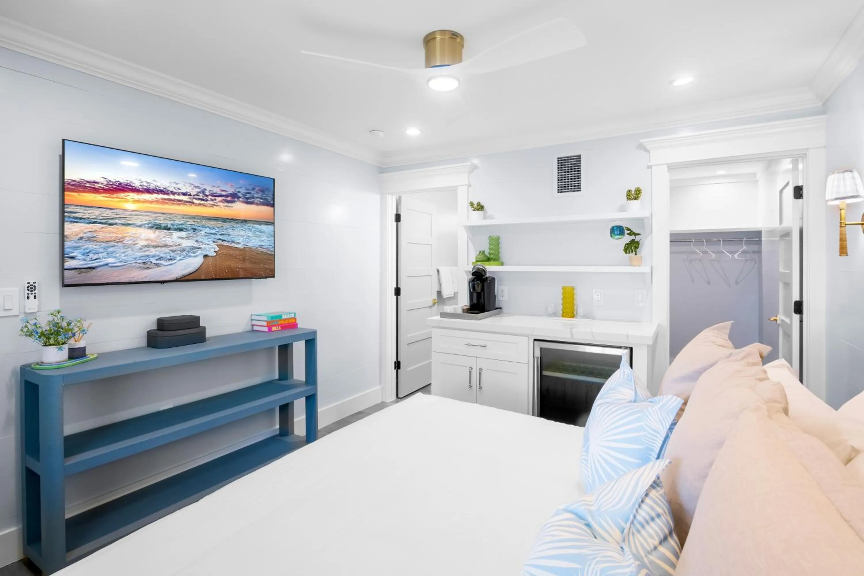 Bed in Tropical Breeze Resort