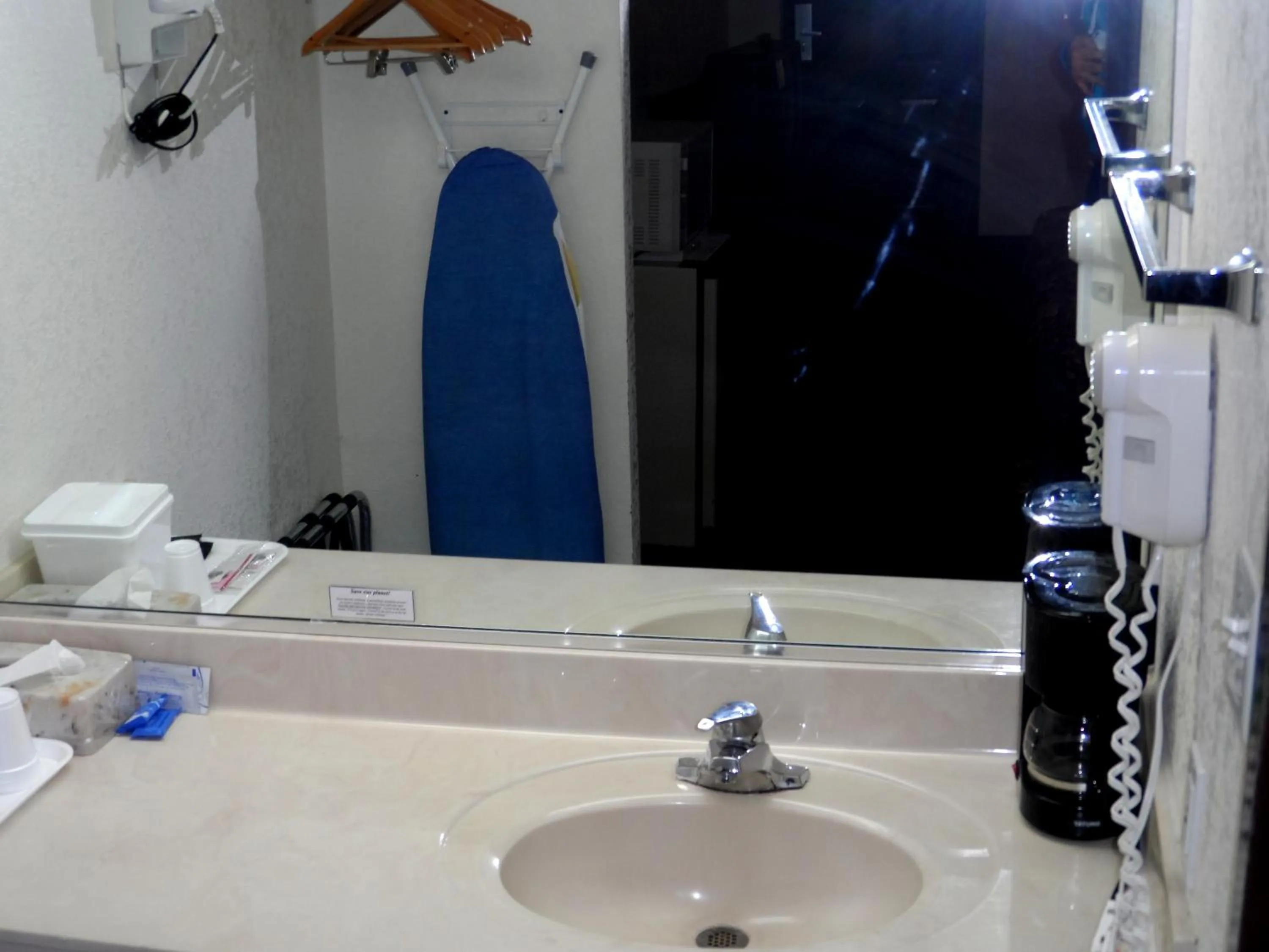 Bathroom in Budgetel Inn Houston/Nasa