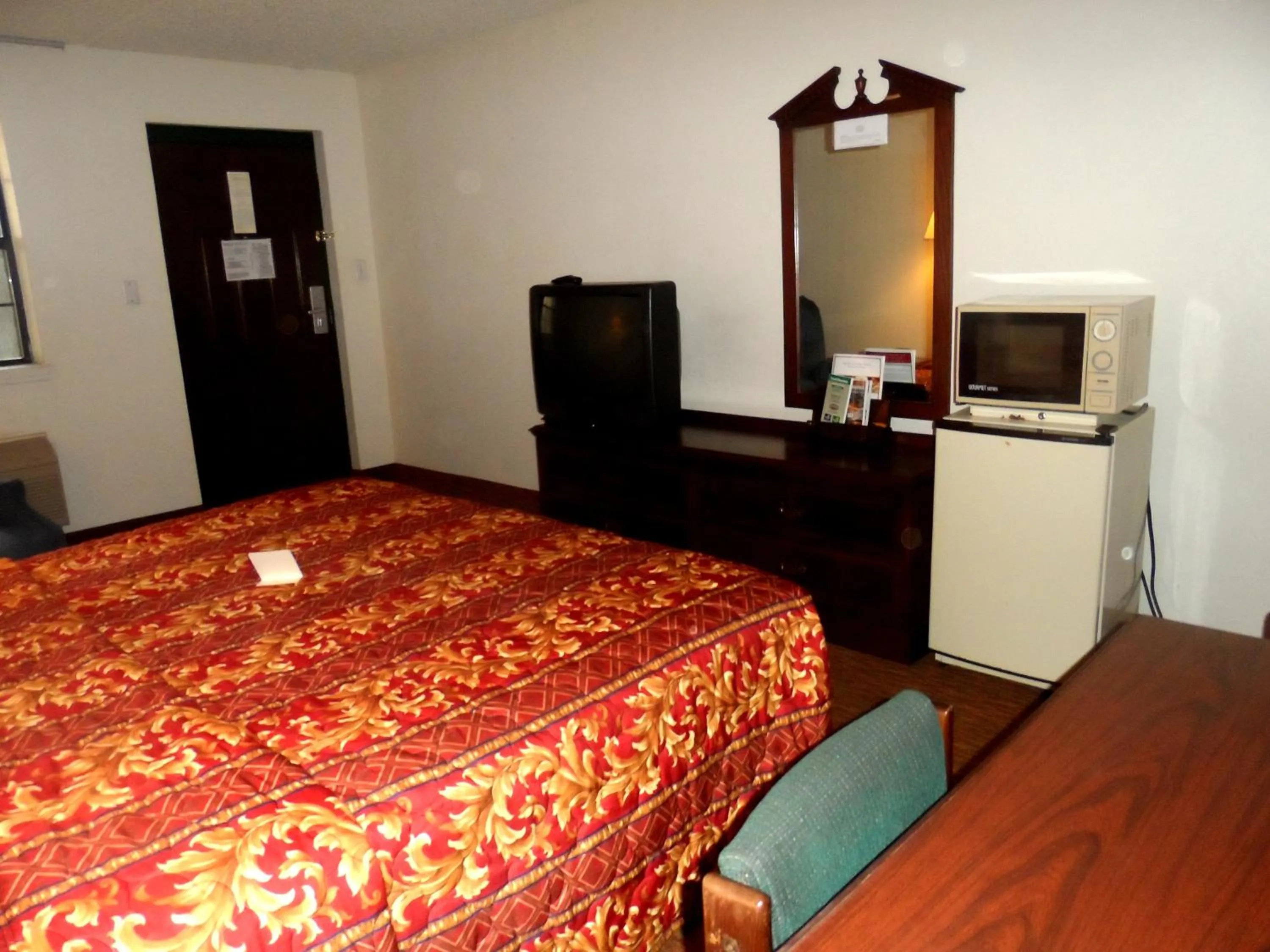 Photo of the whole room, Bed in Budgetel Inn Houston/Nasa