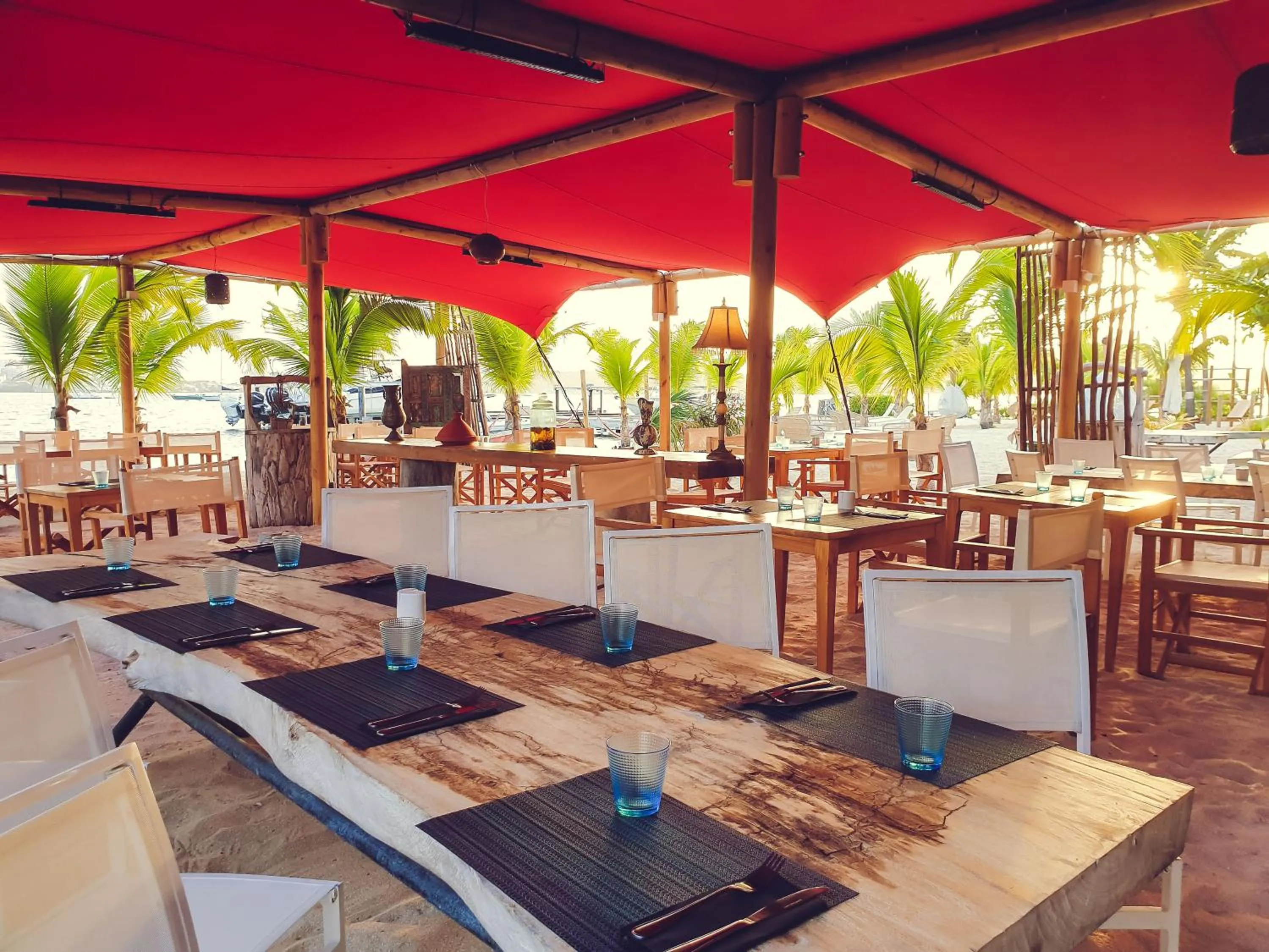 Restaurant/places to eat in Hommage Hotel & Residences