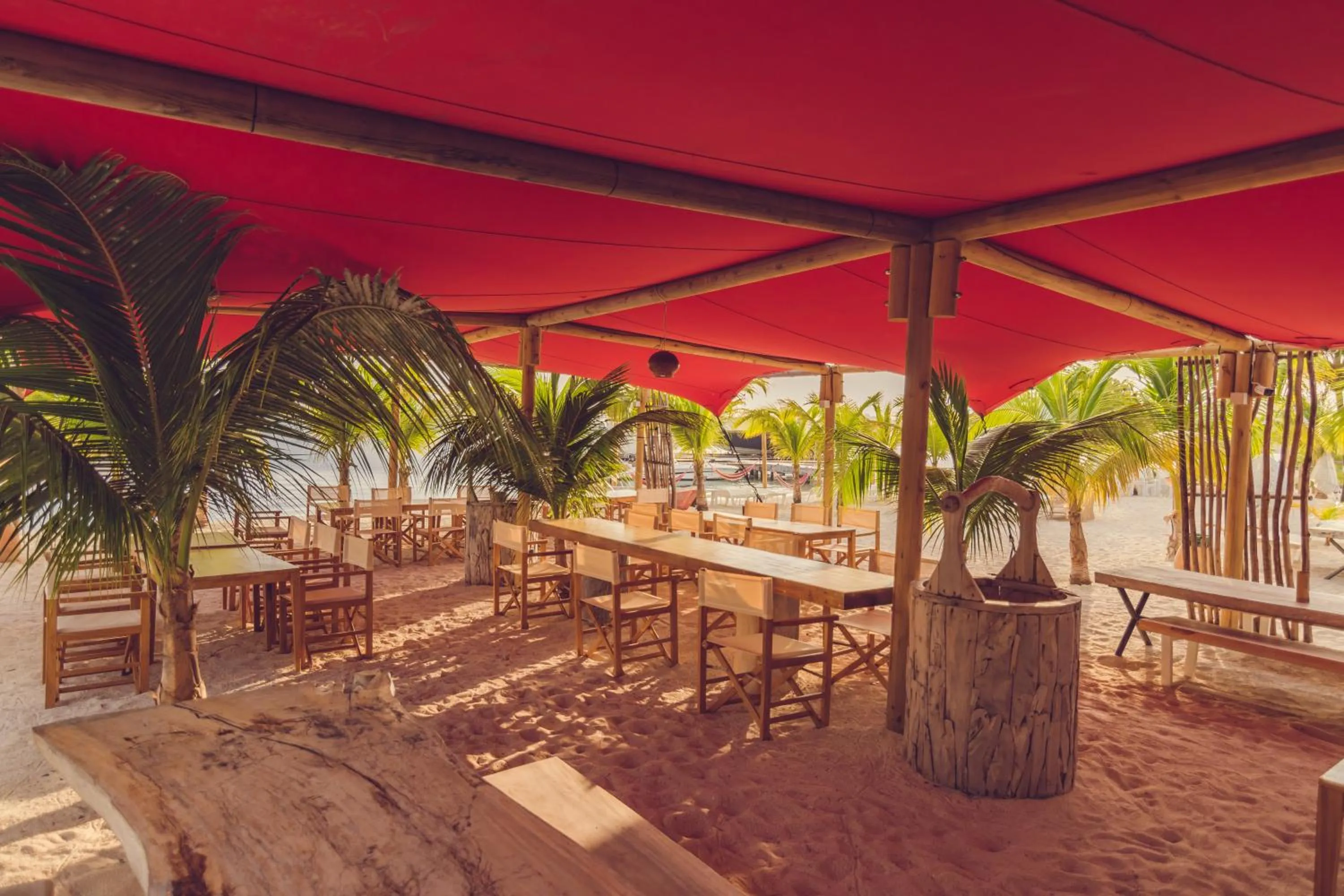 Restaurant/places to eat in Hommage Hotel & Residences