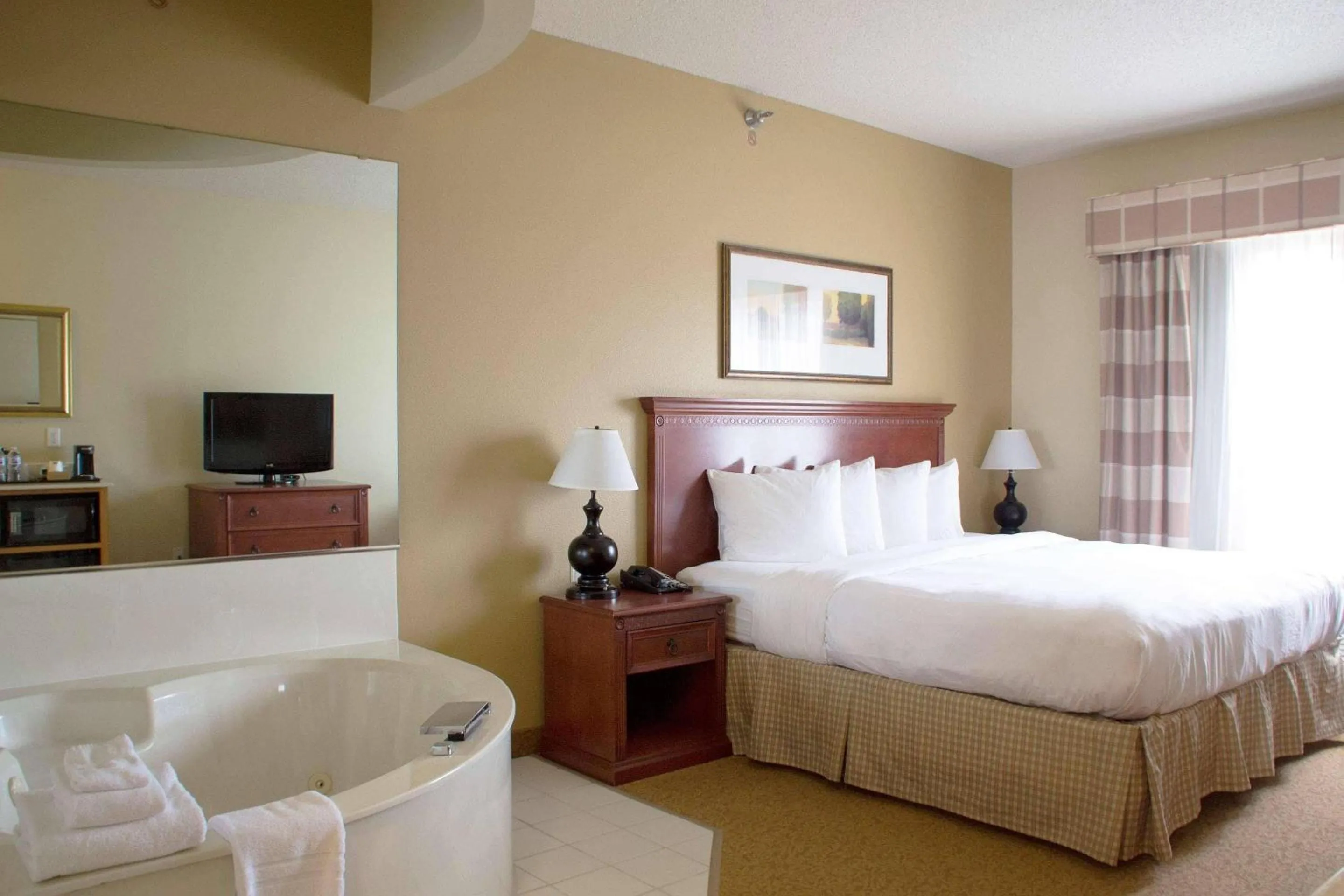 Bedroom in Country Inn & Suites by Radisson, Mankato Hotel and Conference Center, MN