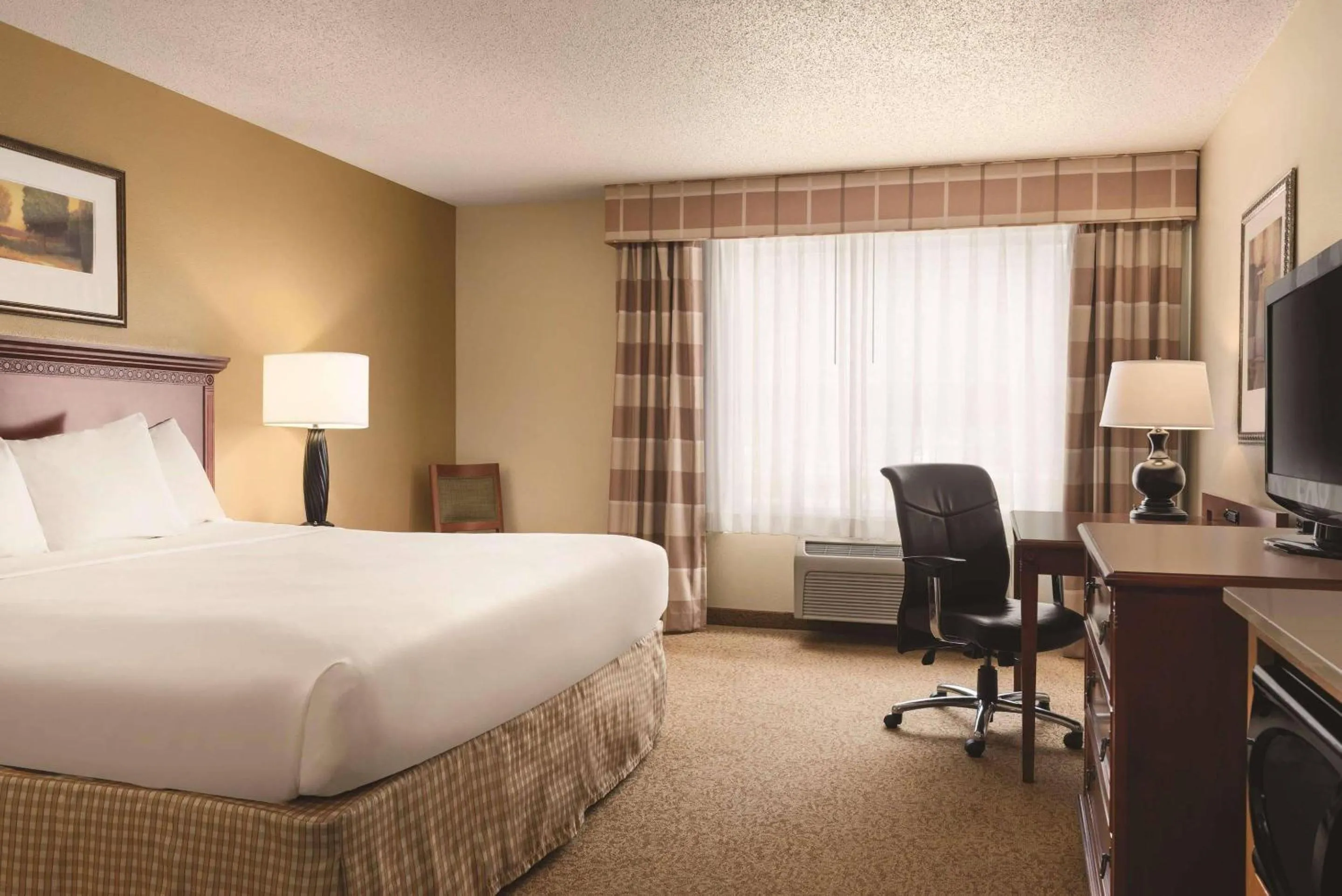 Bedroom in Country Inn & Suites by Radisson, Mankato Hotel and Conference Center, MN