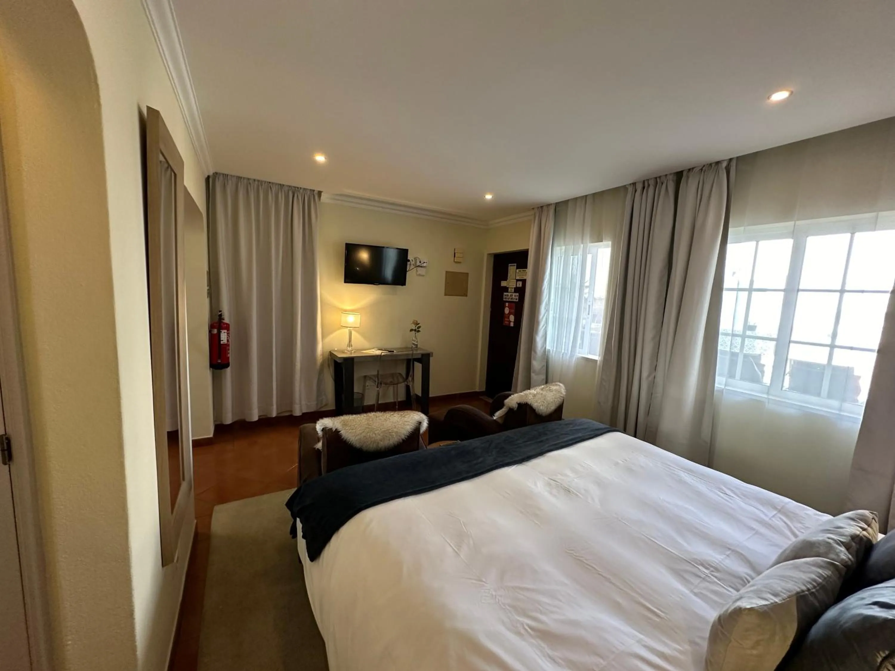 Communal lounge/ TV room, Bed in Casa Paula Apartments
