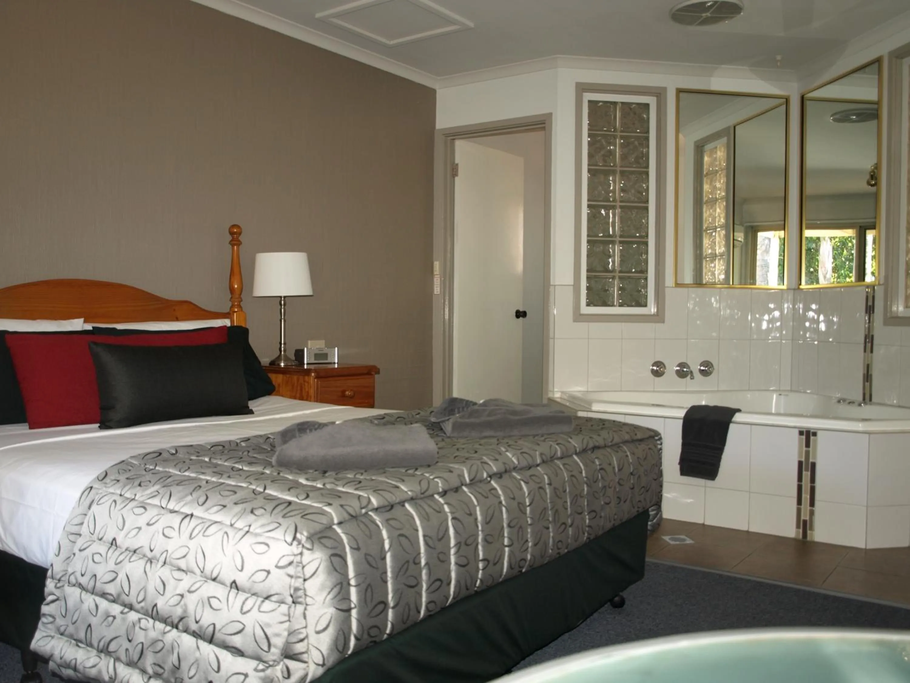 Photo of the whole room, Bed in Old Coach Motor Inn Echuca