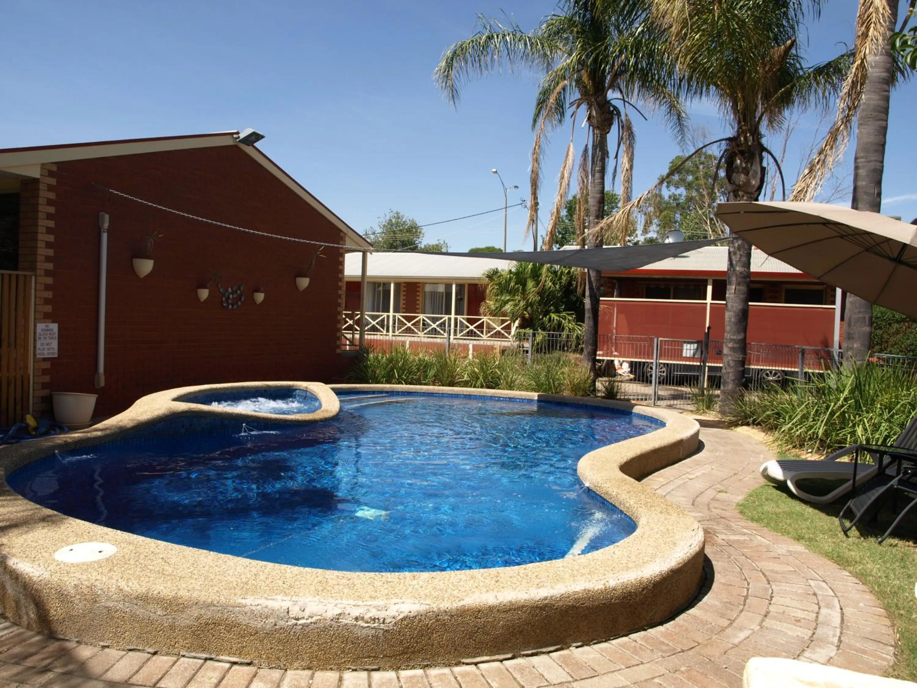 Swimming pool in Old Coach Motor Inn Echuca